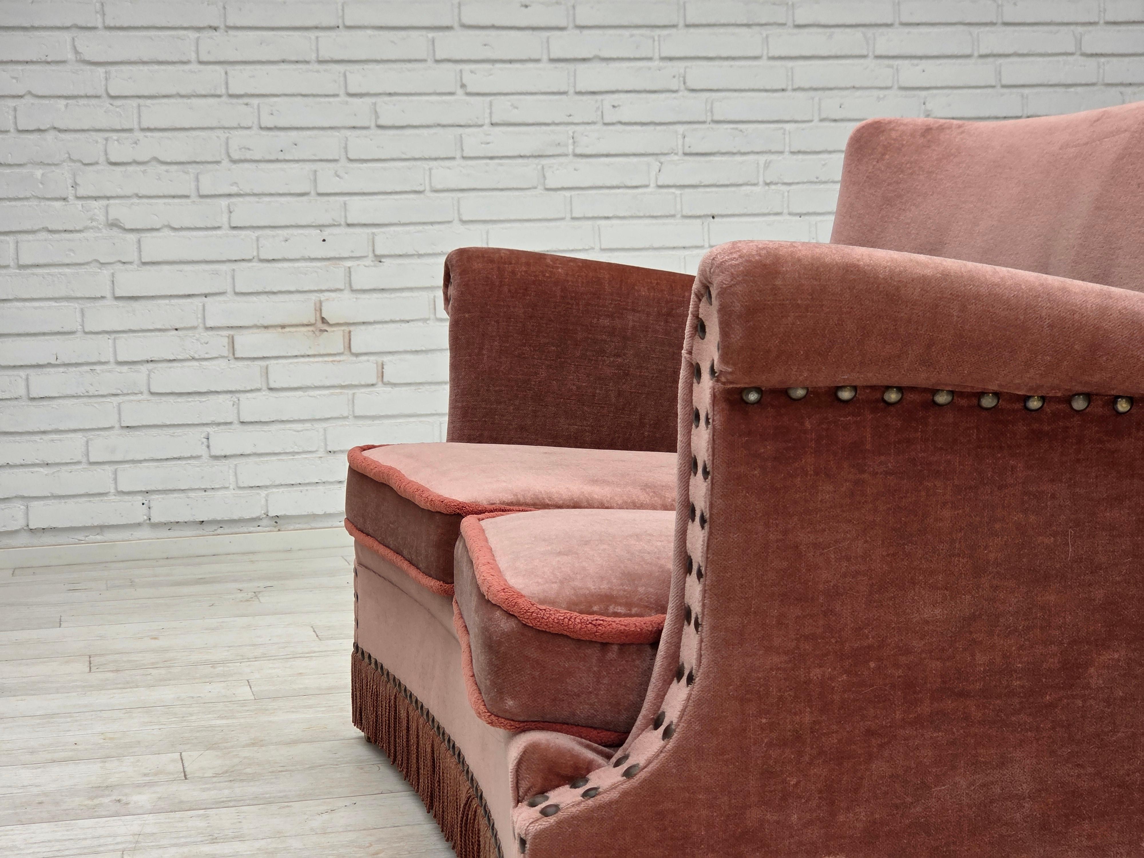 1970er Jahre, dänisches 2-Sitzer-Sofa, original lachsfarbener Möbelvelours, Buchenholz. im Angebot 9