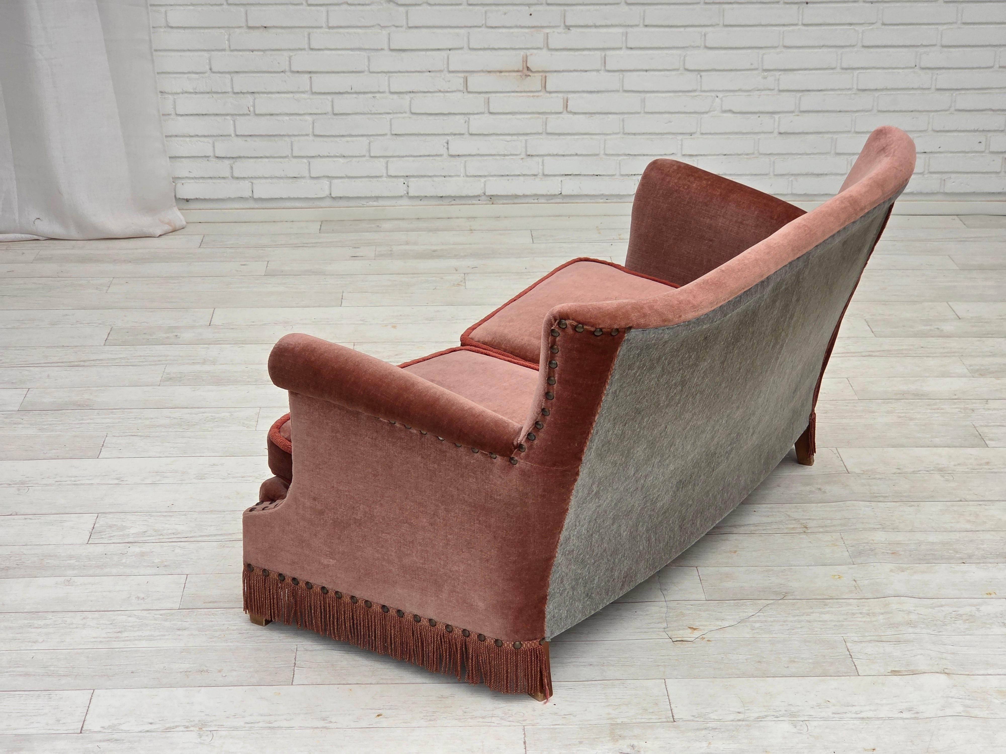 1970er Jahre, dänisches 2-Sitzer-Sofa, original lachsfarbener Möbelvelours, Buchenholz. im Angebot 6