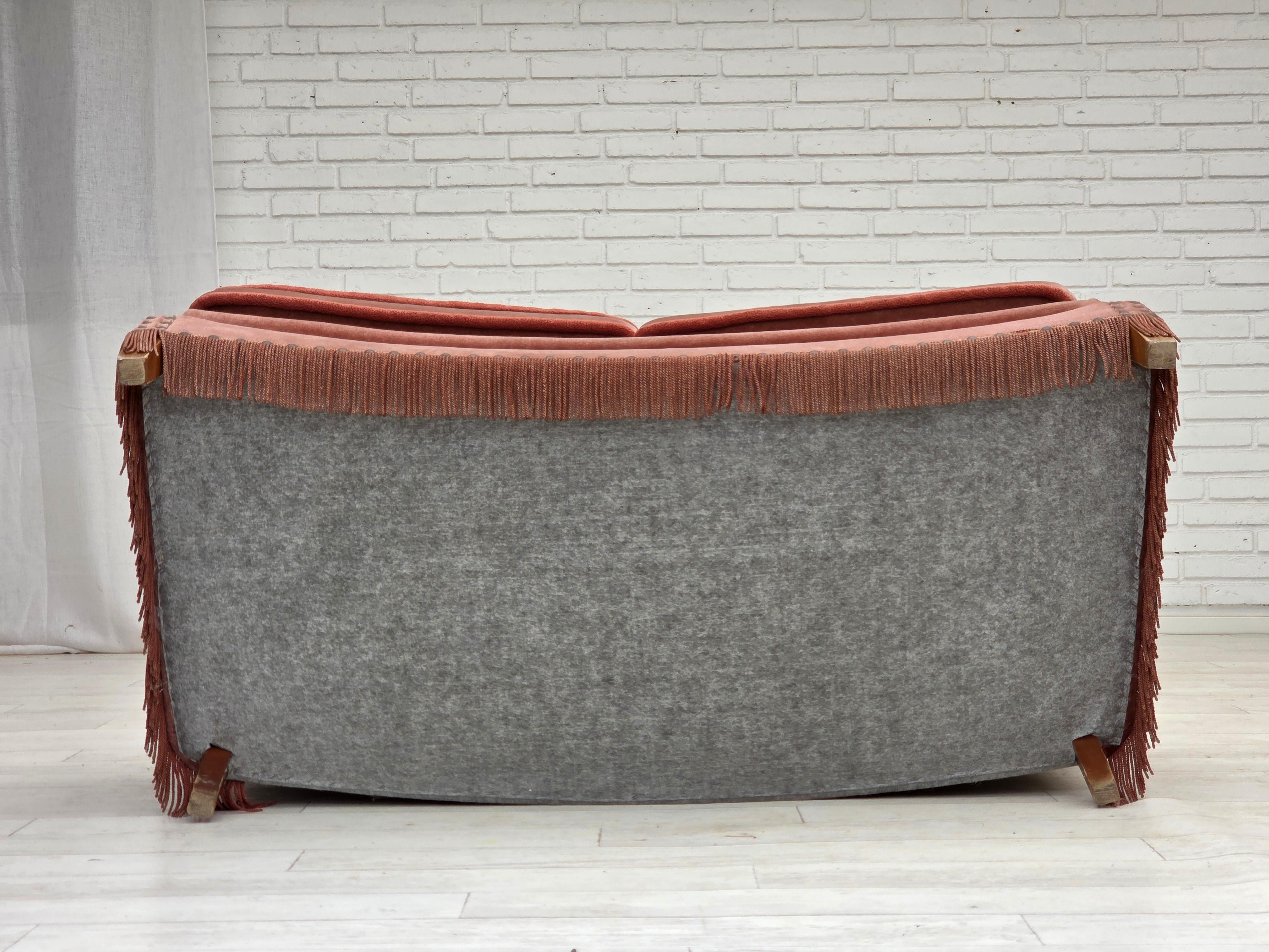 1970er Jahre, dänisches 2-Sitzer-Sofa, original lachsfarbener Möbelvelours, Buchenholz. im Angebot 12