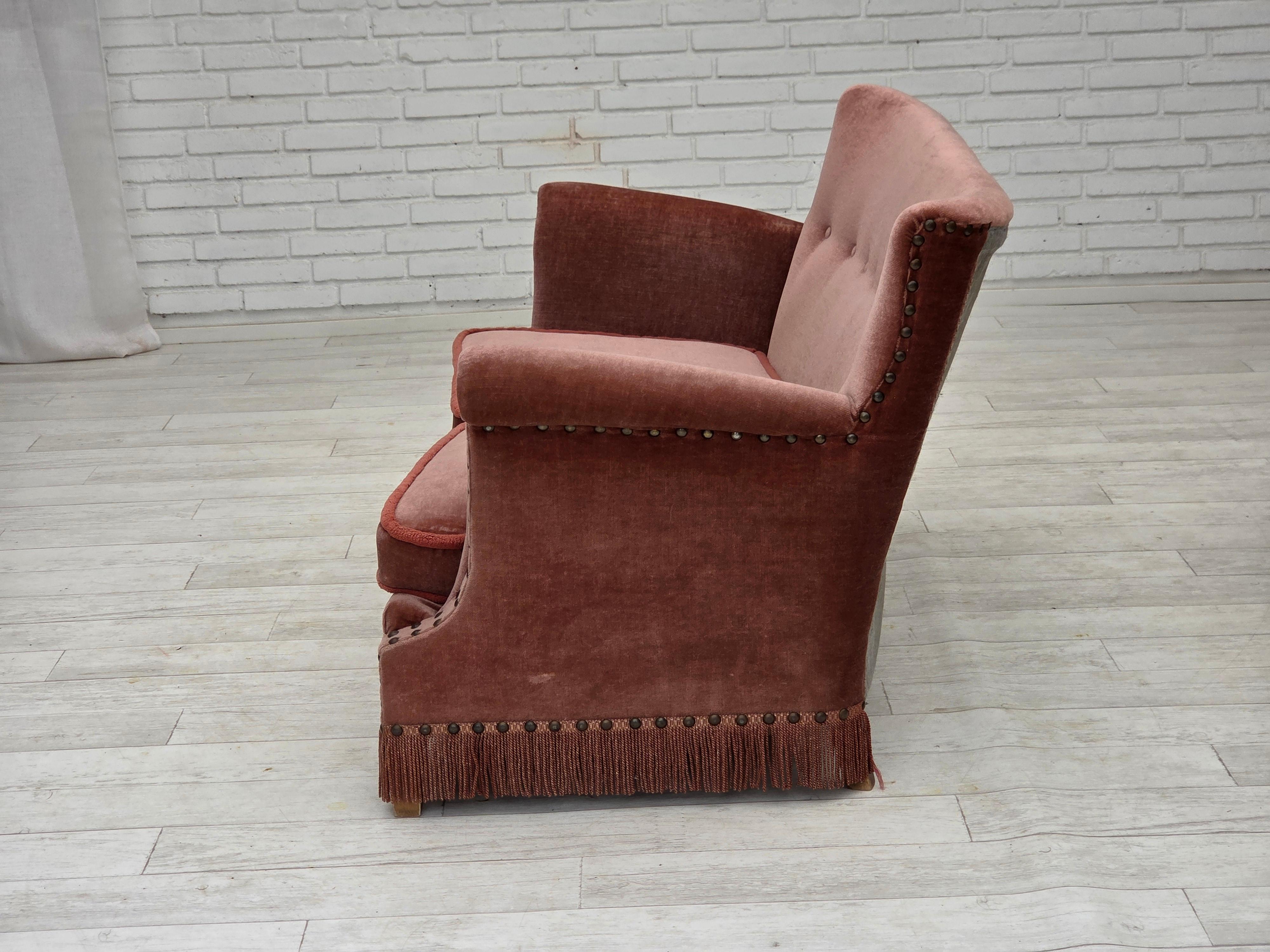 1970er Jahre, dänisches 2-Sitzer-Sofa, original lachsfarbener Möbelvelours, Buchenholz. im Angebot 8