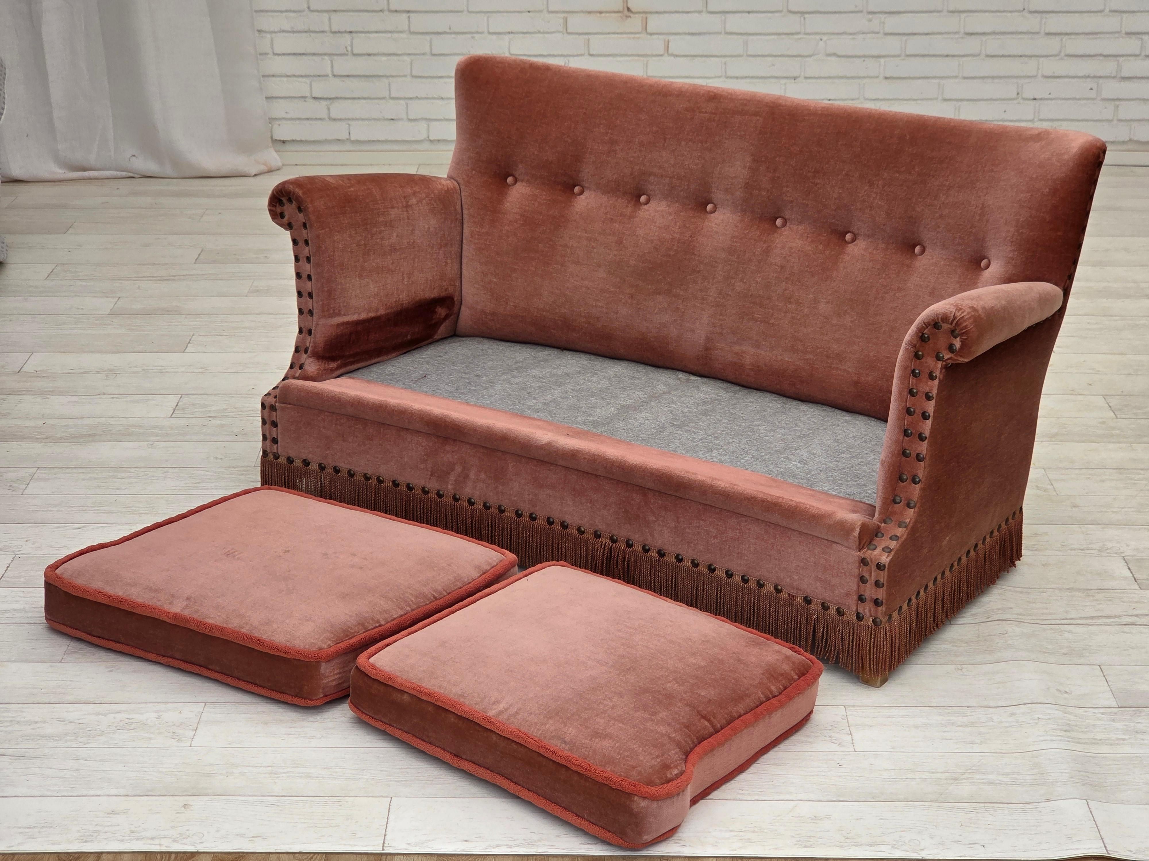 1970er Jahre, dänisches 2-Sitzer-Sofa, original lachsfarbener Möbelvelours, Buchenholz. im Angebot 11