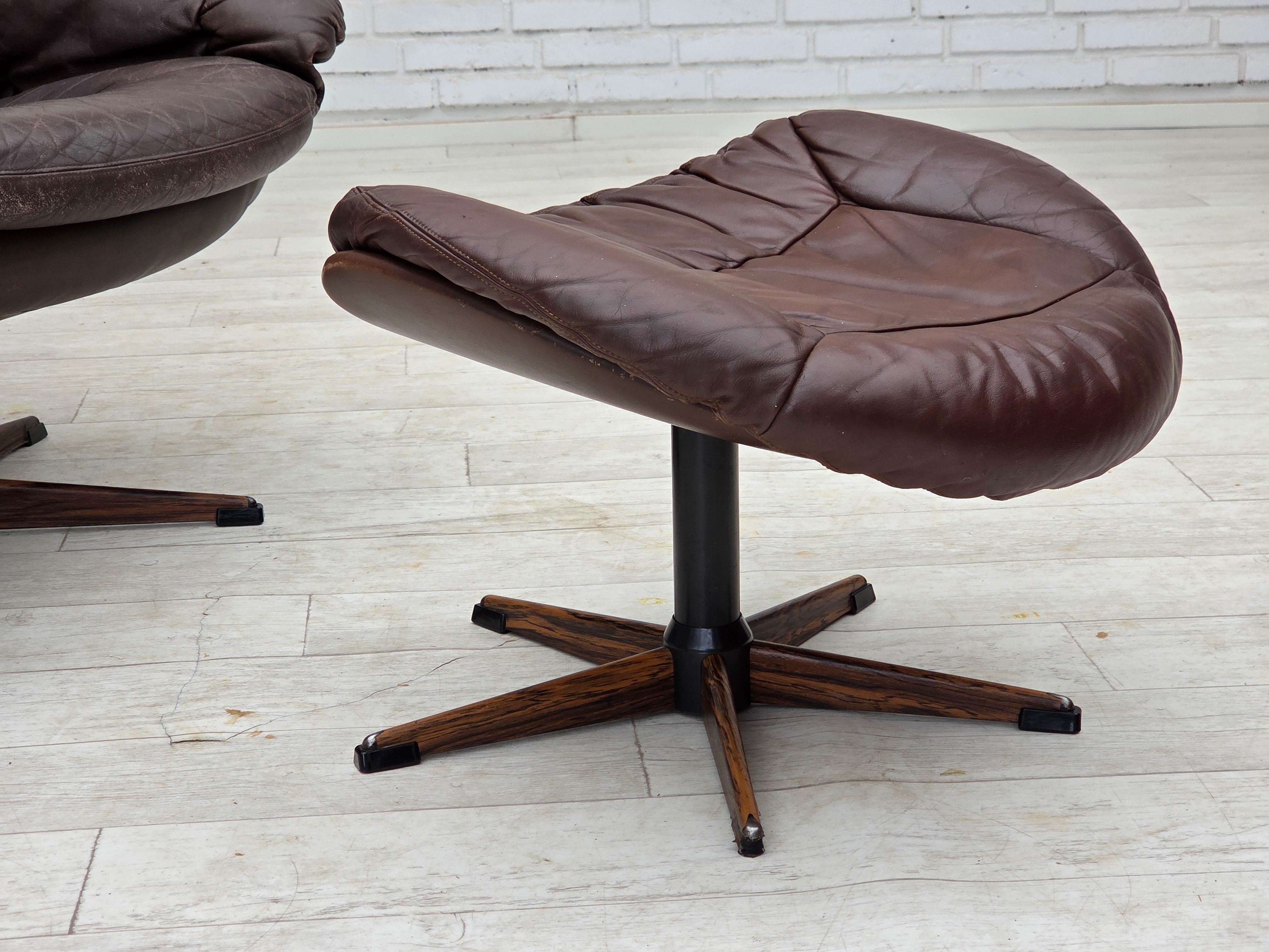1970er Jahre, dänisches Design von H.W. Klein, Drehstuhl mit Fußhocker. (Skandinavische Moderne) im Angebot