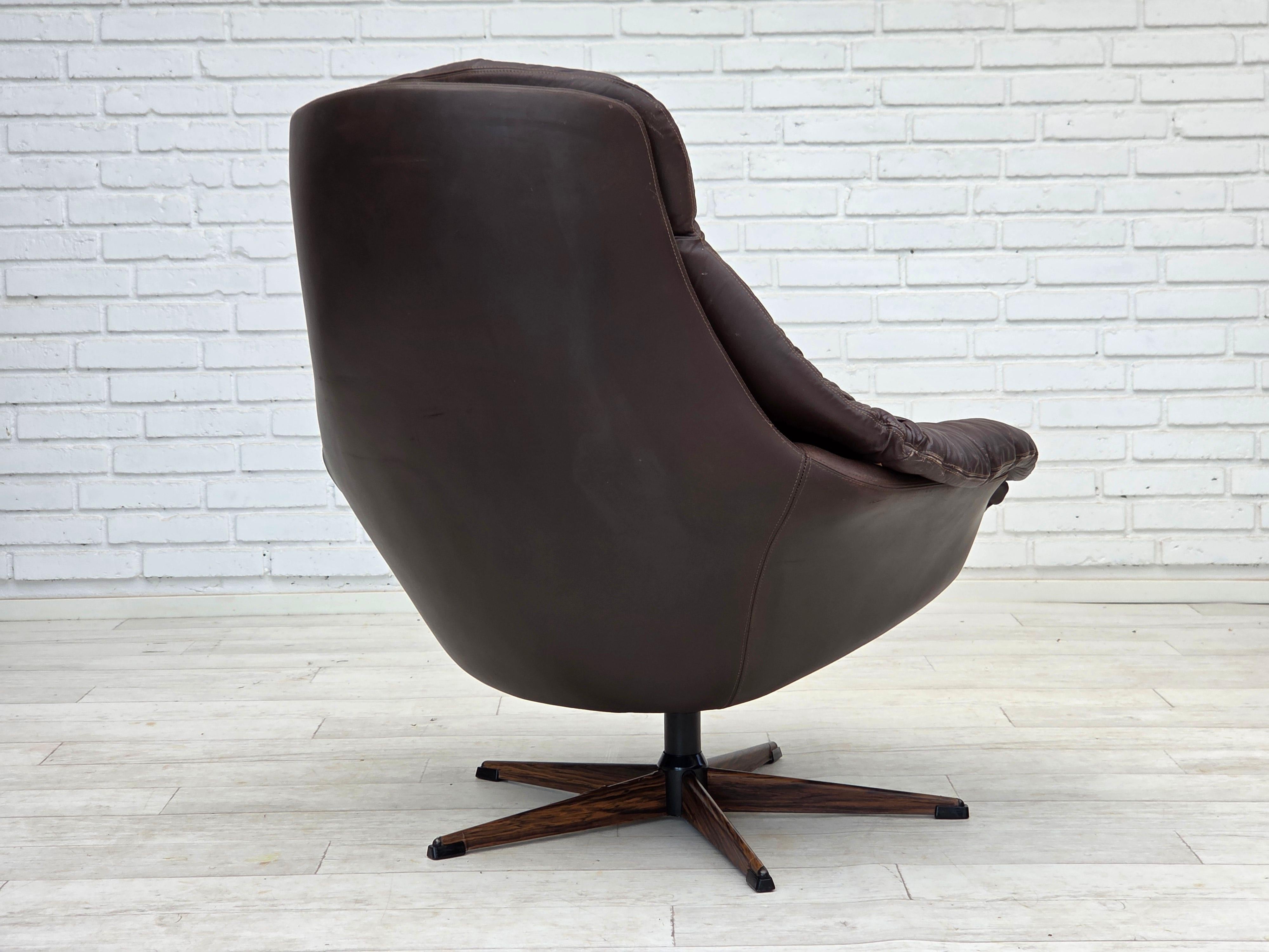 1970er Jahre, dänisches Design von H.W. Klein, Drehstuhl mit Fußhocker. im Angebot 4