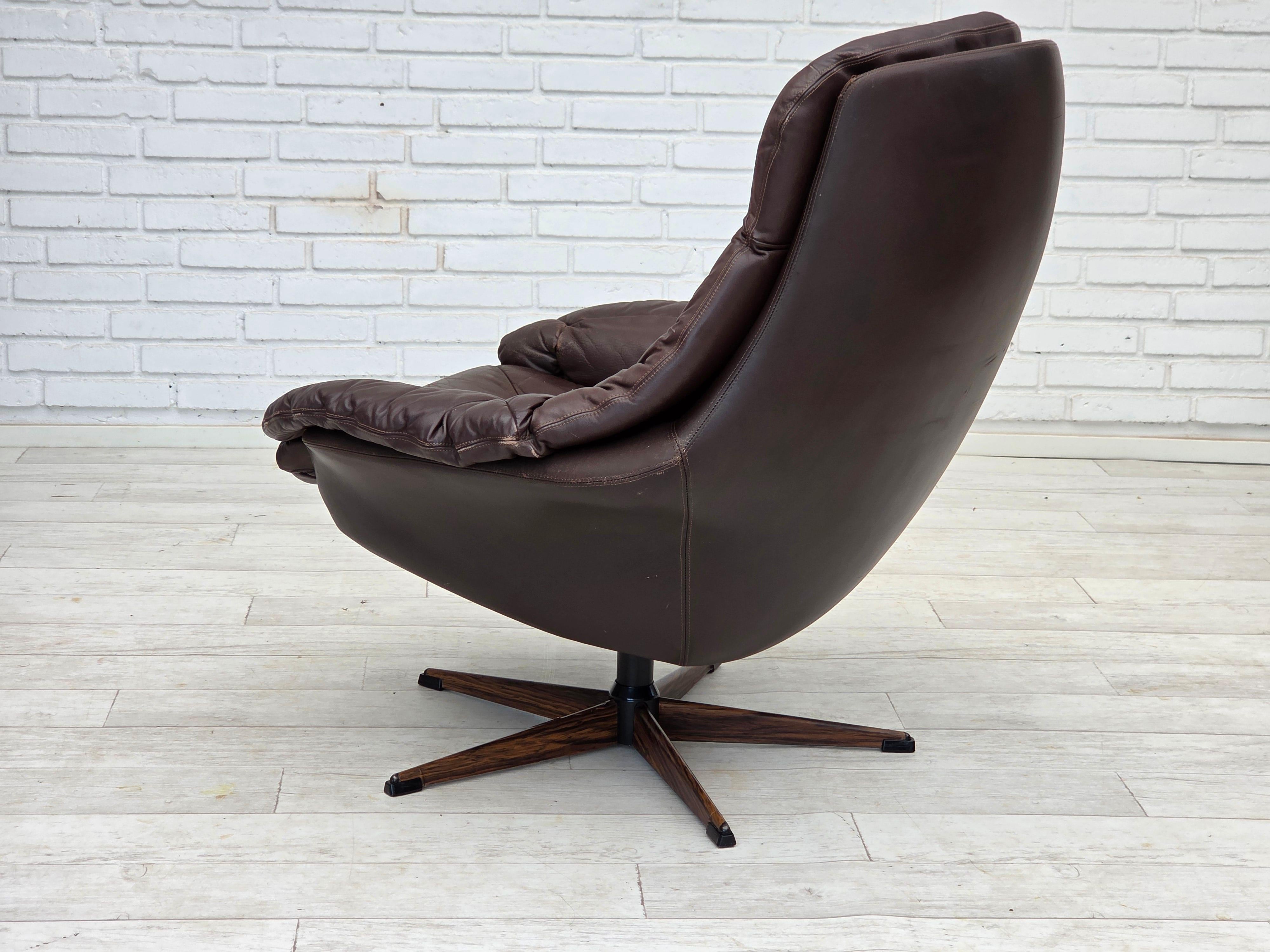 1970er Jahre, dänisches Design von H.W. Klein, Drehstuhl mit Fußhocker. im Angebot 7