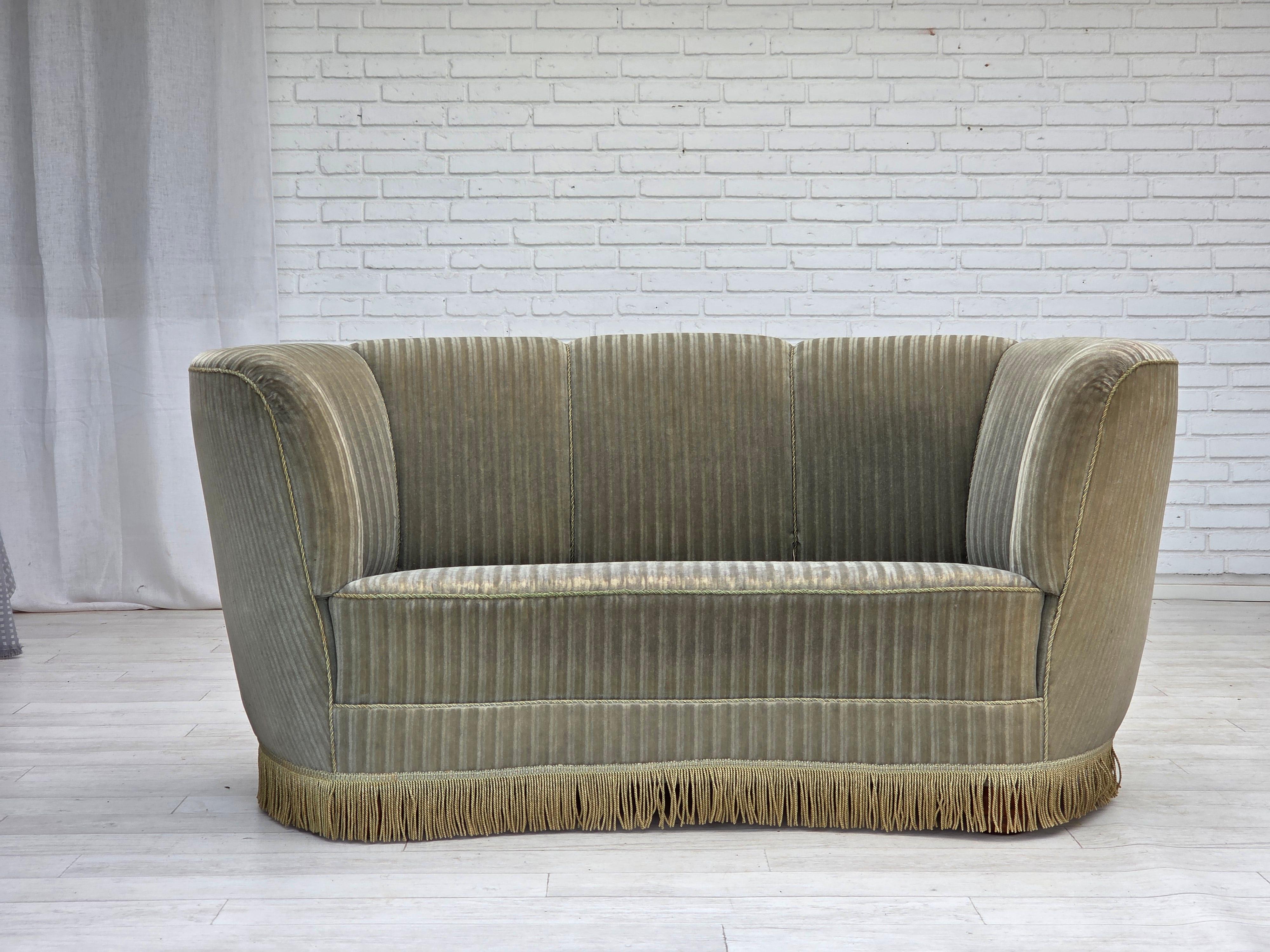 Años 70, sofá danés curvo de 2 plazas. Muebles originales de terciopelo a rayas verde claro. Muelles en el asiento, patas de madera de haya. Buen estado original: sin olores, sin manchas y construcción estable. Pátina acorde con la edad. Fabricado