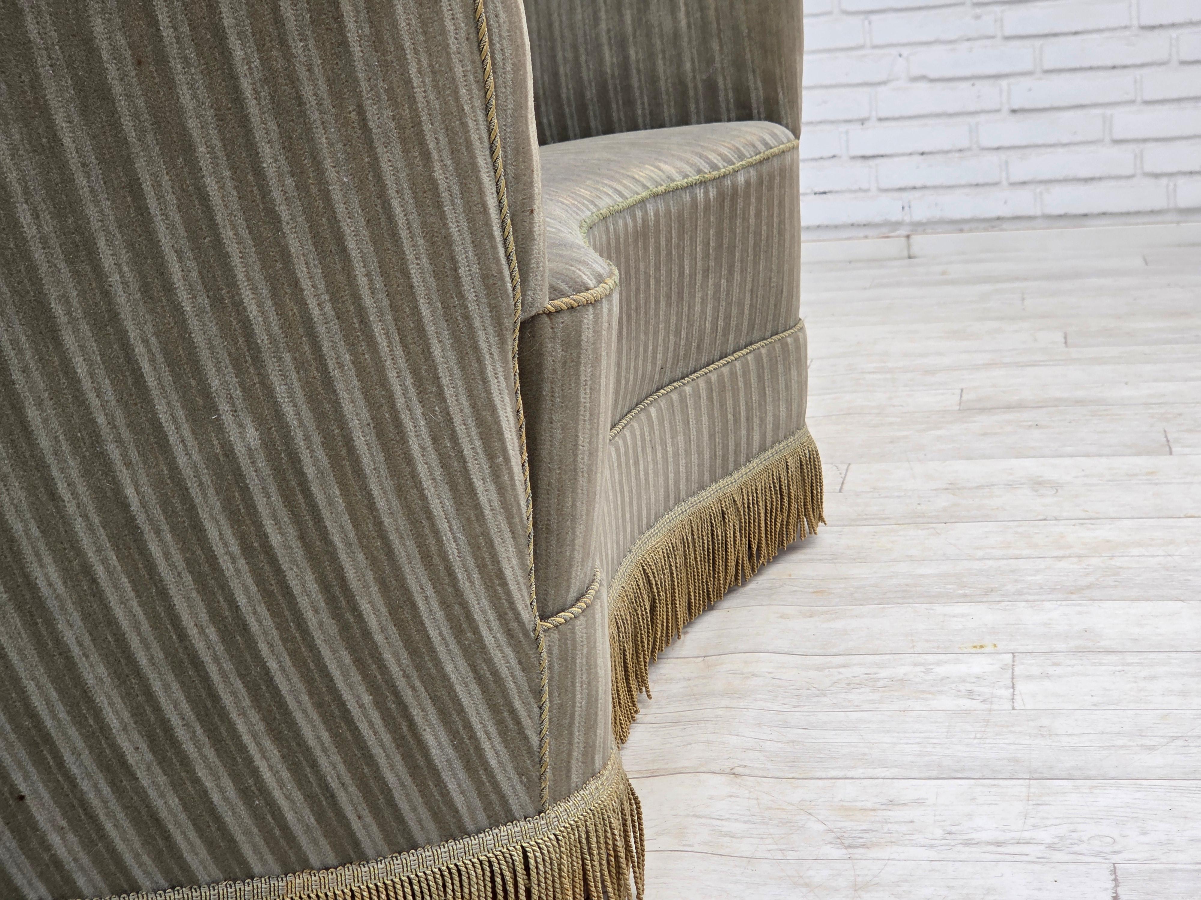 Años 70, sofá danés de 2 plazas curvado, terciopelo de mobiliario original, madera de haya. en venta 4