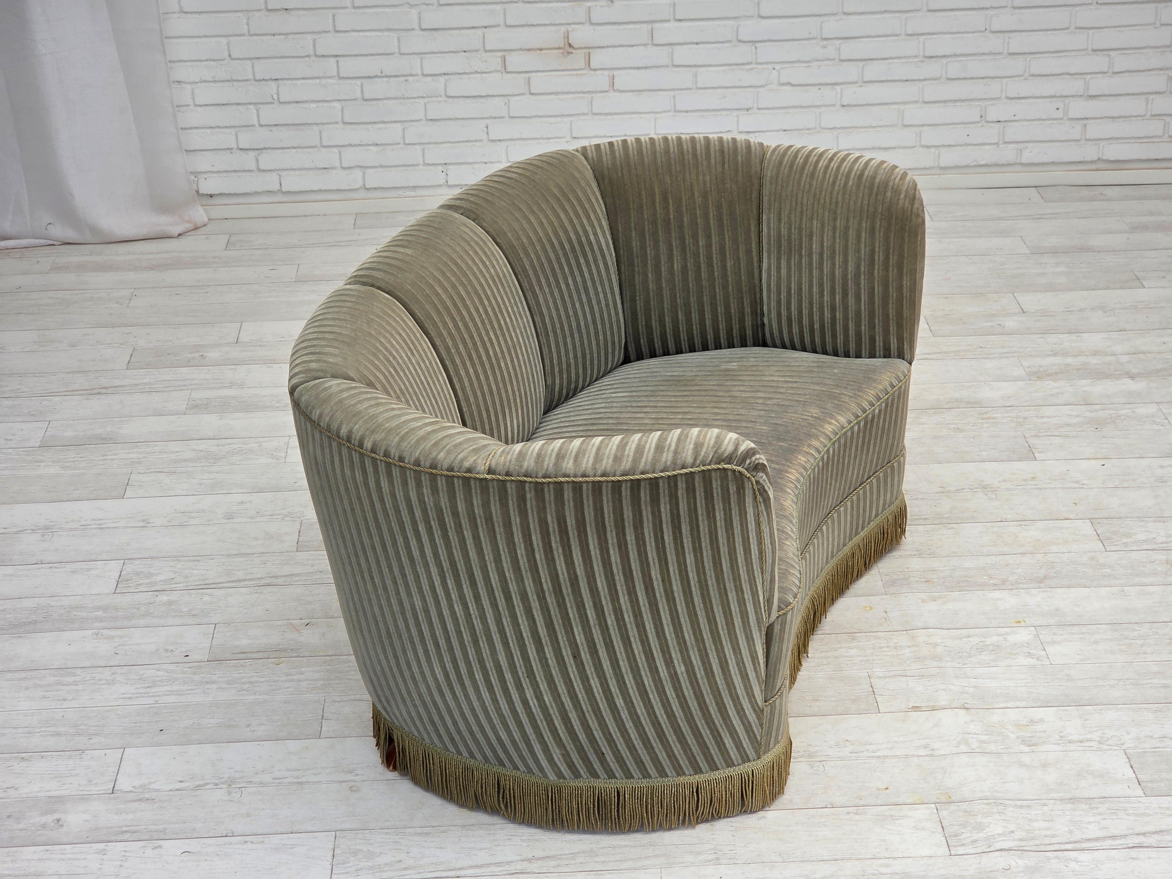 Años 70, sofá danés de 2 plazas curvado, terciopelo de mobiliario original, madera de haya. en venta 1