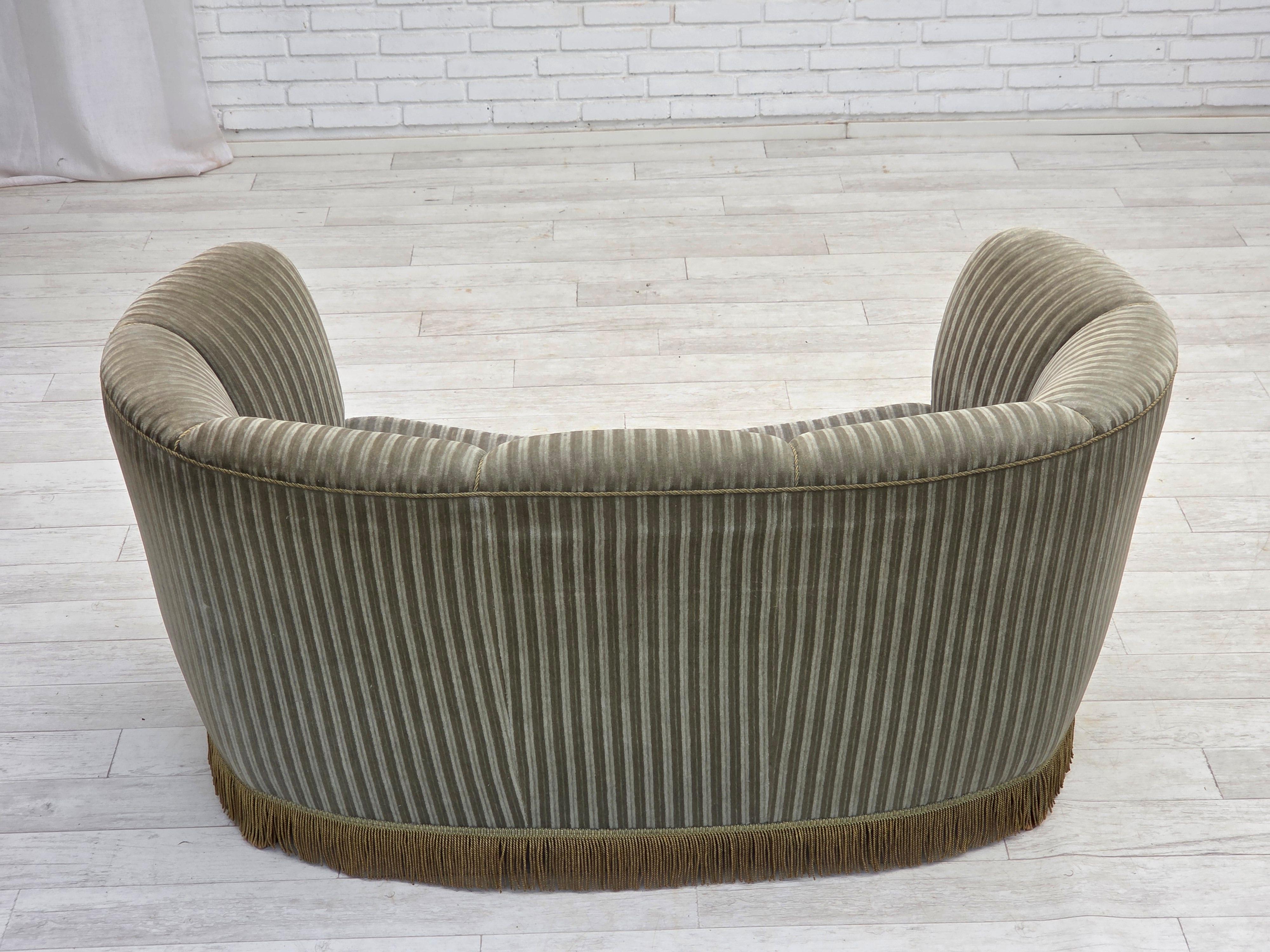Años 70, sofá danés de 2 plazas curvado, terciopelo de mobiliario original, madera de haya. en venta 5