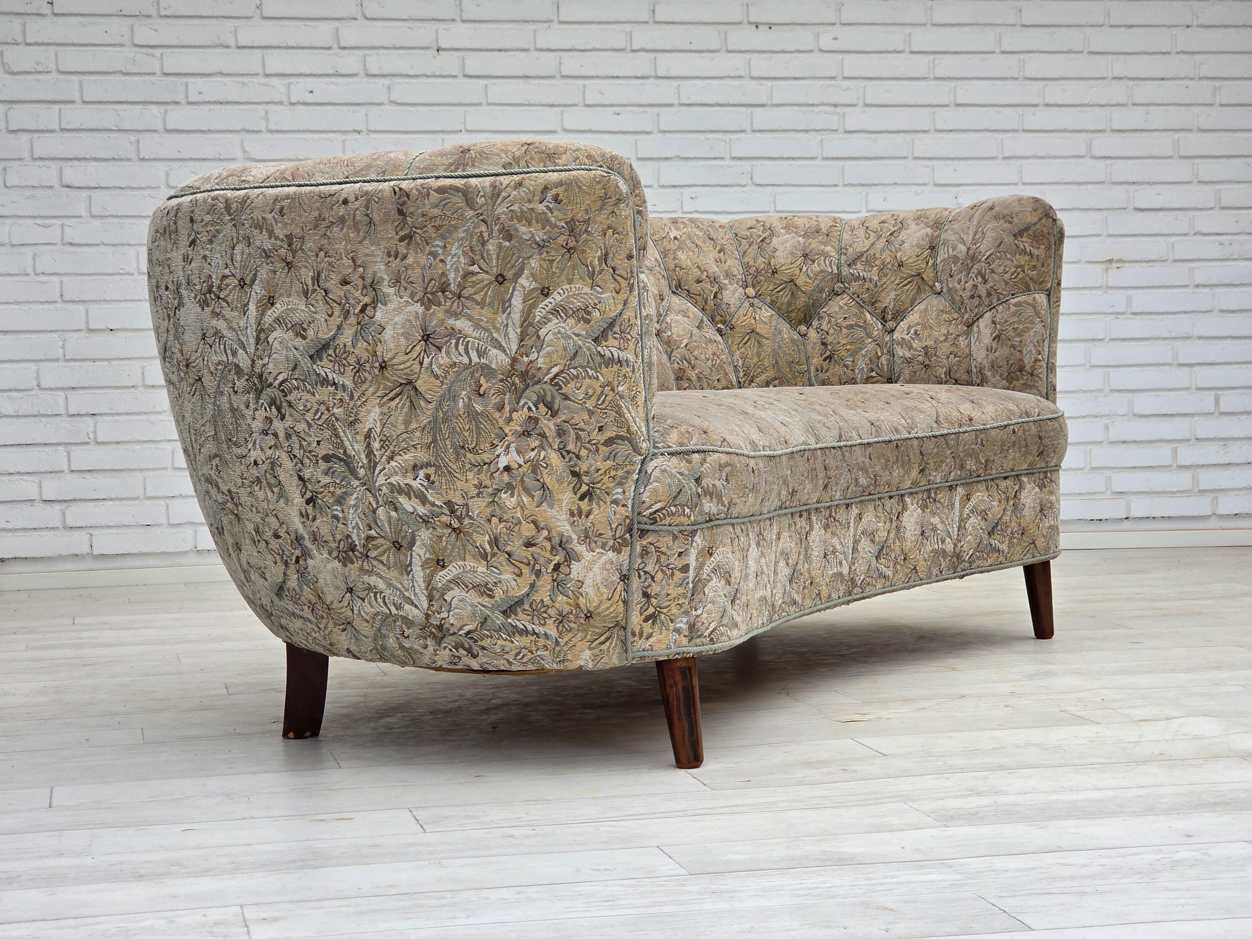 1970s, Danish 3 seater curved sofa, original multicolor furniture fabric. In Good Condition For Sale In Tarm, 82