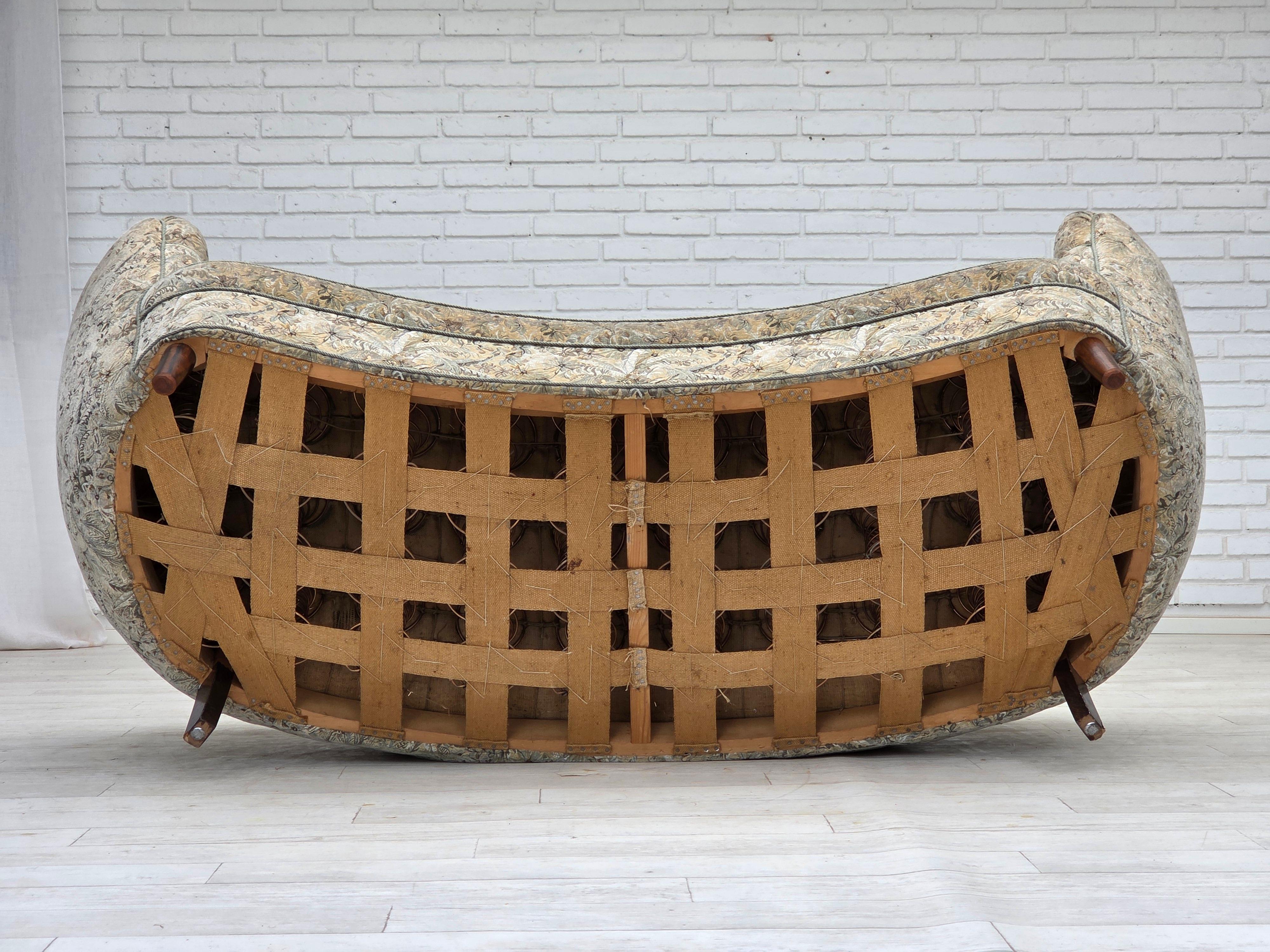 1970s, Danish 3 seater curved sofa, original multicolor furniture fabric. For Sale 4