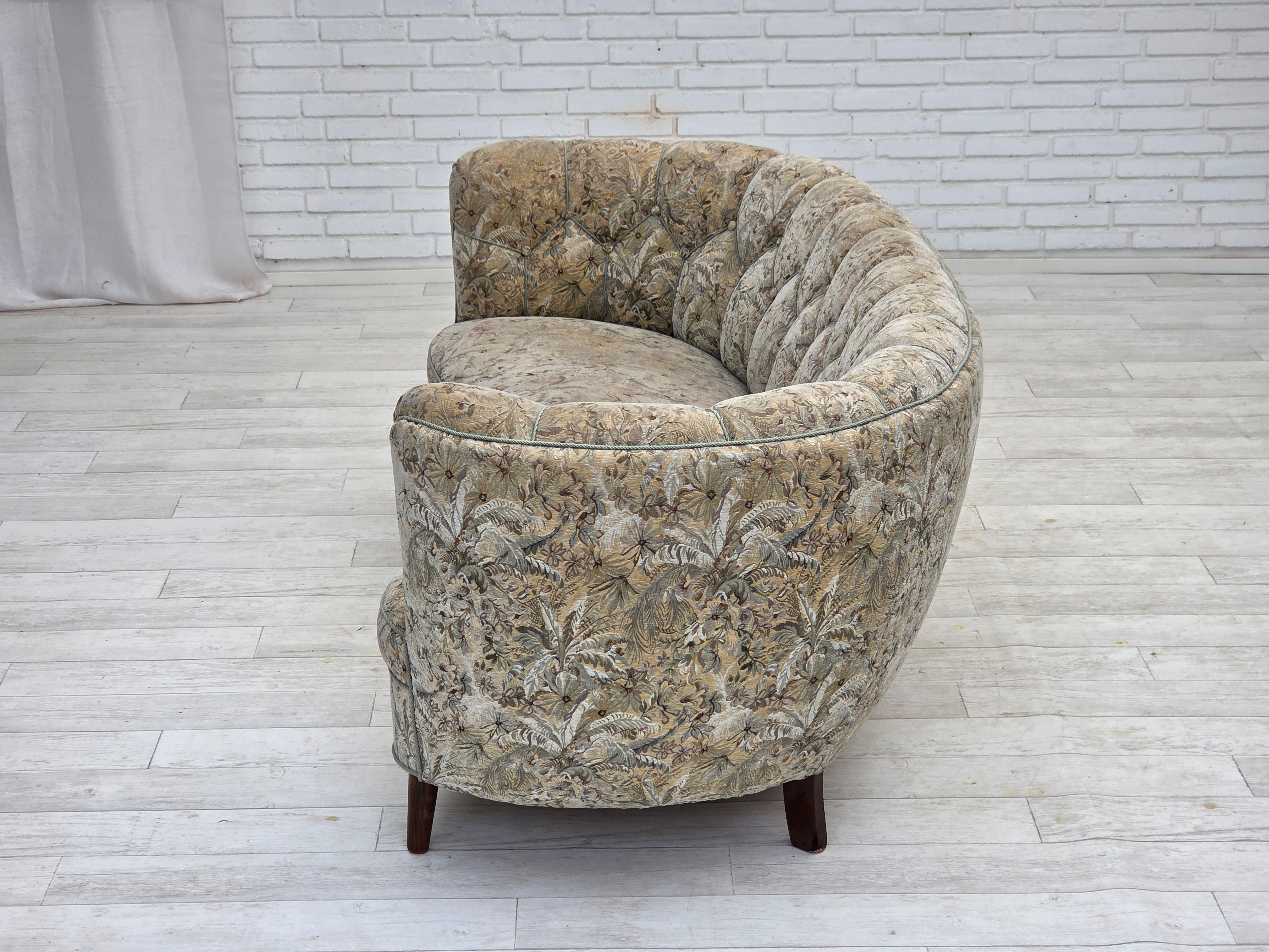 1970s, Danish 3 seater curved sofa, original multicolor furniture fabric. For Sale 3