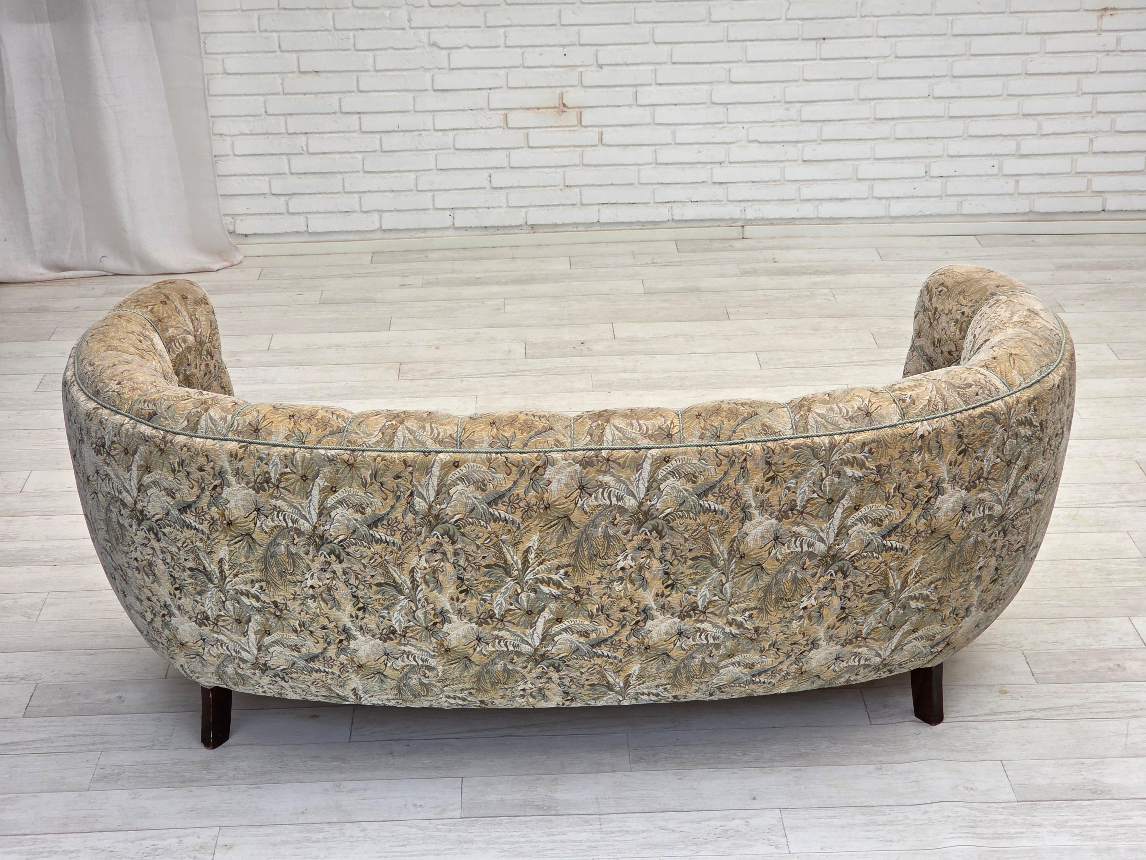 1970s, Danish 3 seater curved sofa, original multicolor furniture fabric. For Sale 1