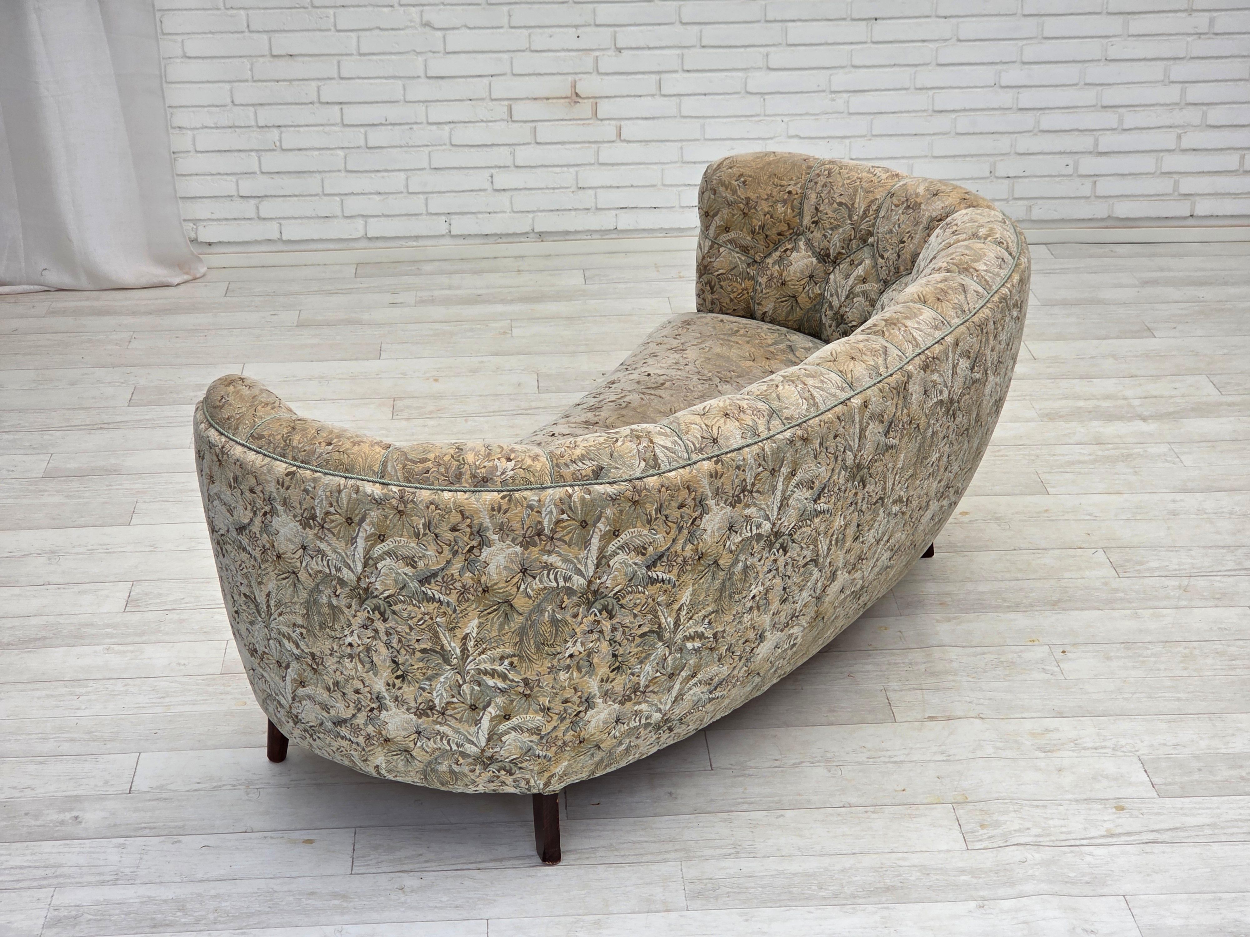 1970s, Danish 3 seater curved sofa, original multicolor furniture fabric. For Sale 2