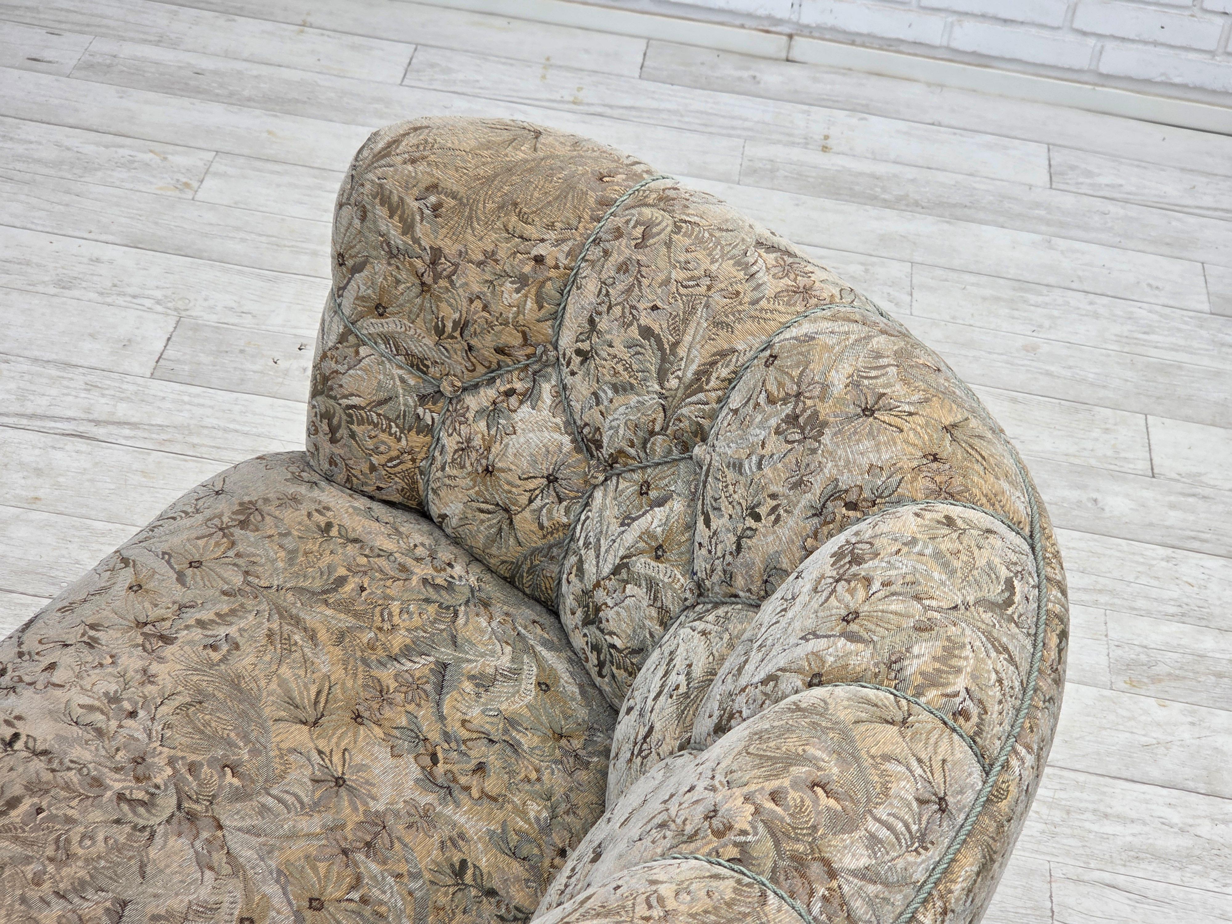 1970s, Danish 3 seater curved sofa, original multicolor furniture fabric. For Sale 11