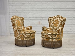 Años 70, un par de sillones daneses pequeños, tapizados en tela de color marrón/beige.