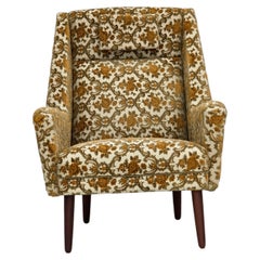 Años 70, sillón danés con respaldo alto, tela de tapizado marrón/beige, madera de teca.