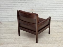 Années 1970, fauteuil scandinave, cuir d'ameublement, bois de hêtre.