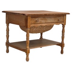Anni '70, tavolino scandinavo con cassetti, legno massiccio di Oak, rattan.