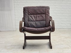 Anni '70, poltrona scandinava, in pelle marrone.