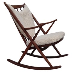 Anni '60, sedia a dondolo danese di Frank Reenskaug, modello 182, in vera pelle di pecora.