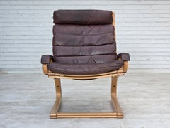 Anni '70, poltrona danese di Georg Thams, in pelle da arredamento e legno curvato.