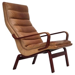 Anni '70, poltrona scandinava con schienale alto, pelle da arredamento, legno curvato.