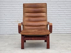 Anni '70, poltrona scandinava con schienale alto, pelle da arredamento, legno curvato.