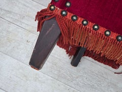 Anni '1970, poltrona danese, arredamento in velluto, gambe in legno di frassino.