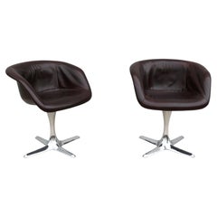 Coppia di poltrone girevoli "Bucket" in pelle marrone della Burke Division, stile Mid-Century Modern, del 1960
