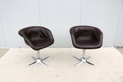 Coppia di poltrone girevoli "Bucket" in pelle marrone della Burke Division, stile Mid-Century Modern, del 1960