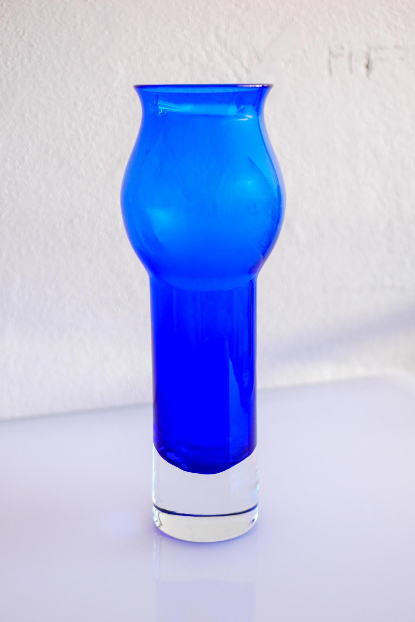 Mid-20th Century Scandinavian art Glassa cobalt blue  Vase by Bo Borgström for Åseda, Sweden For Sale