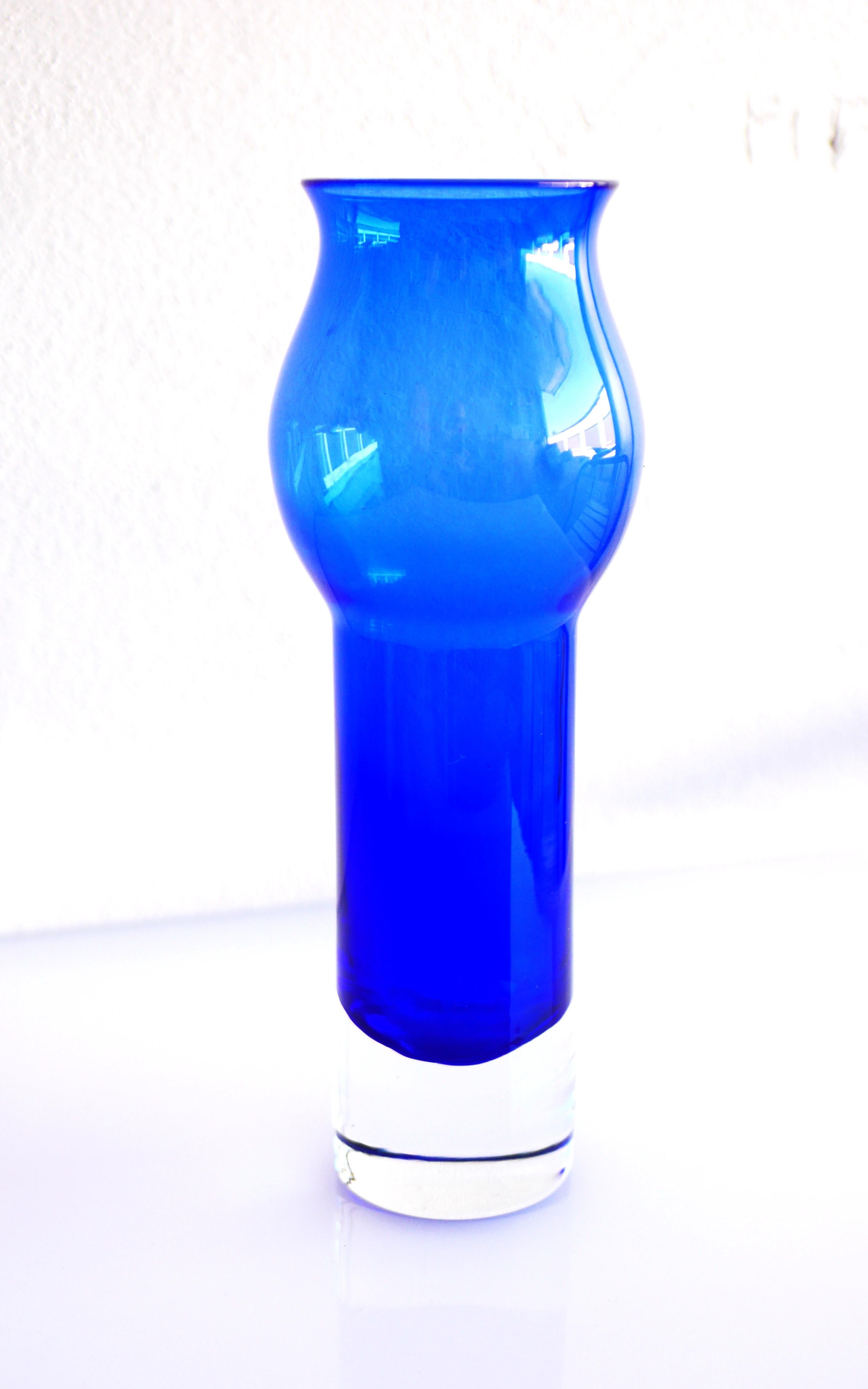 Mid-Century Modern Scandinavian art Glassa cobalt blue  Vase by Bo Borgström for Åseda, Sweden For Sale