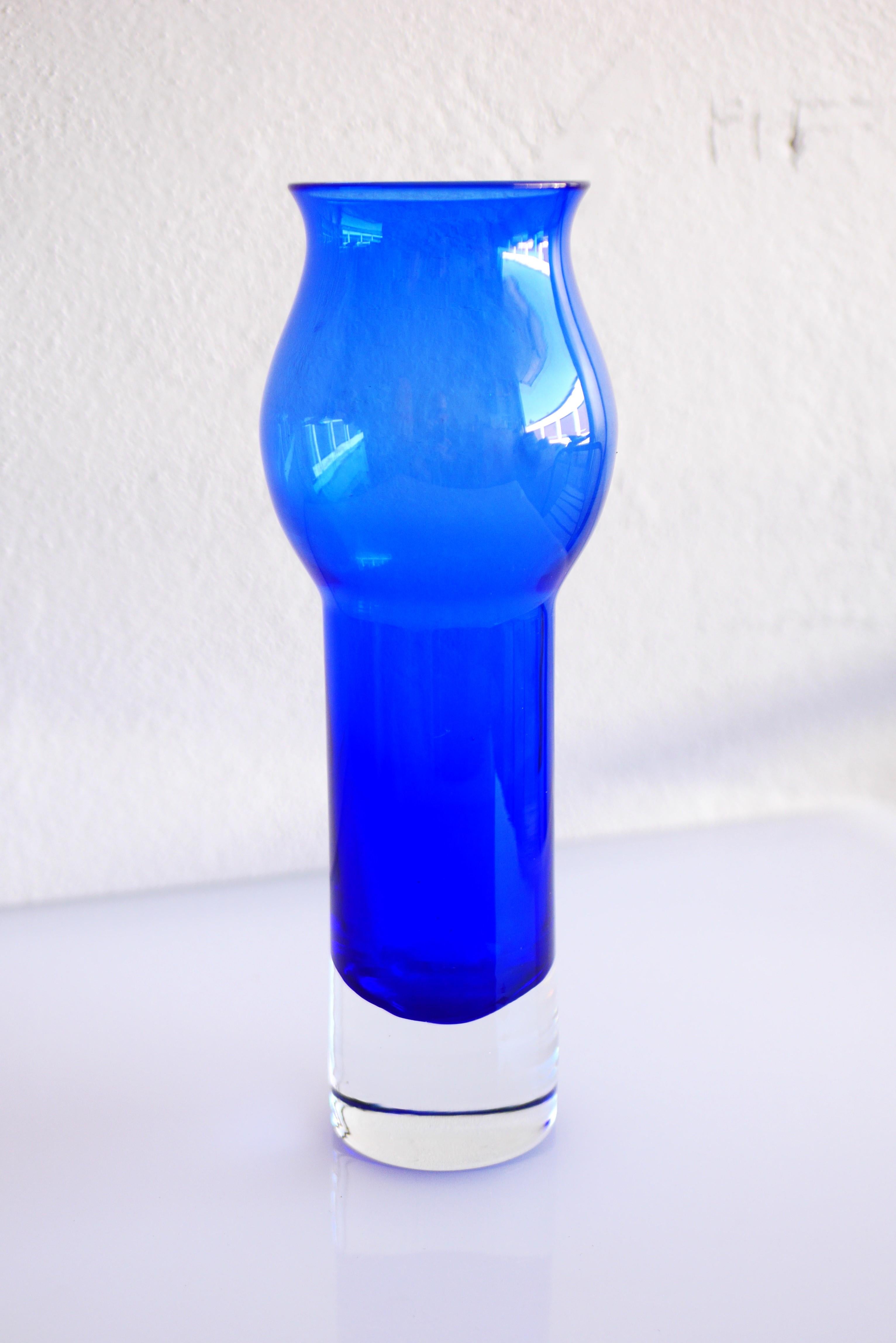 Hand-Crafted Scandinavian art Glassa cobalt blue  Vase by Bo Borgström for Åseda, Sweden For Sale