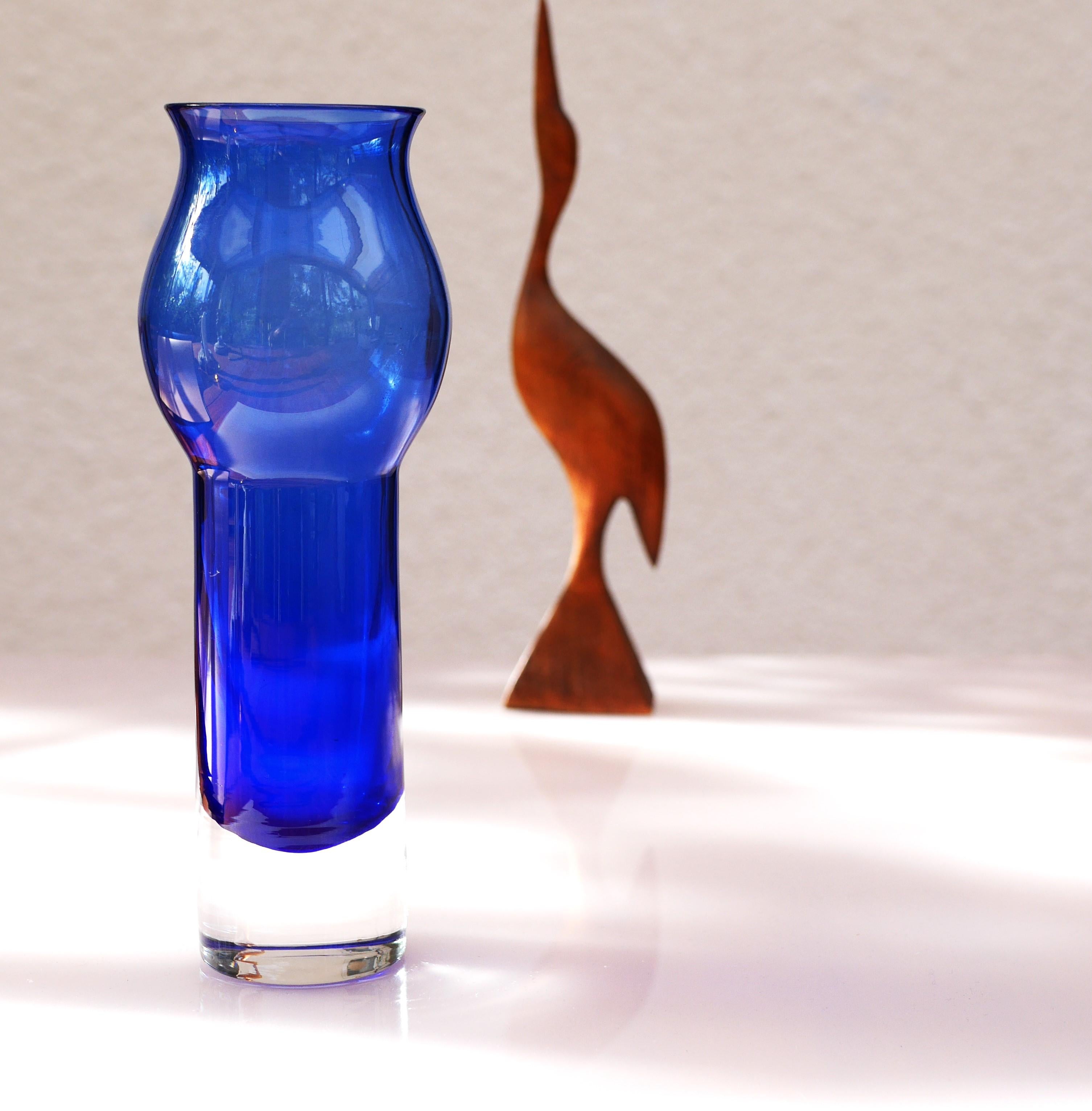 Scandinavian art Glassa cobalt blue  Vase by Bo Borgström for Åseda, Sweden For Sale 2