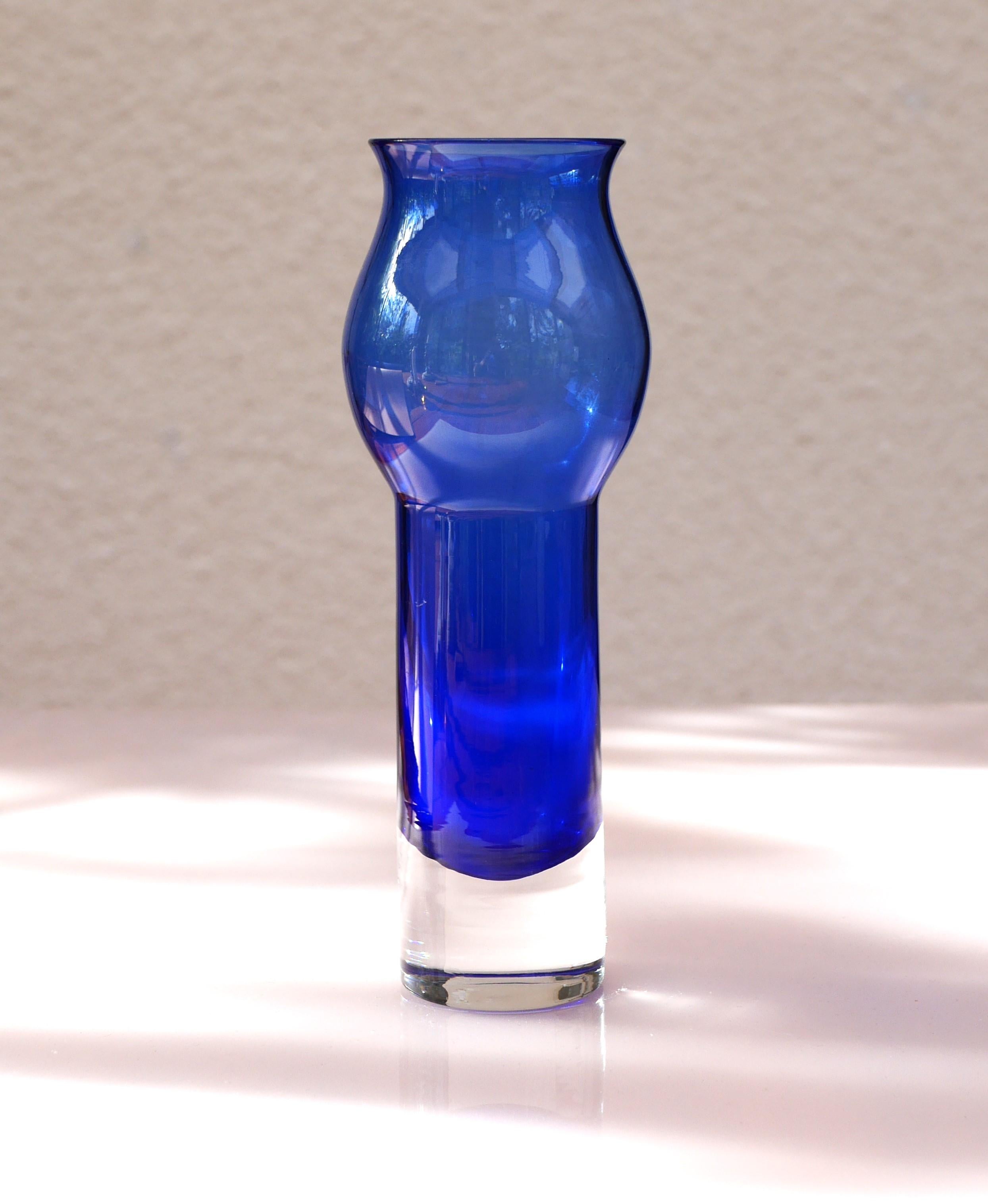 Scandinavian art Glassa cobalt blue  Vase by Bo Borgström for Åseda, Sweden For Sale 3