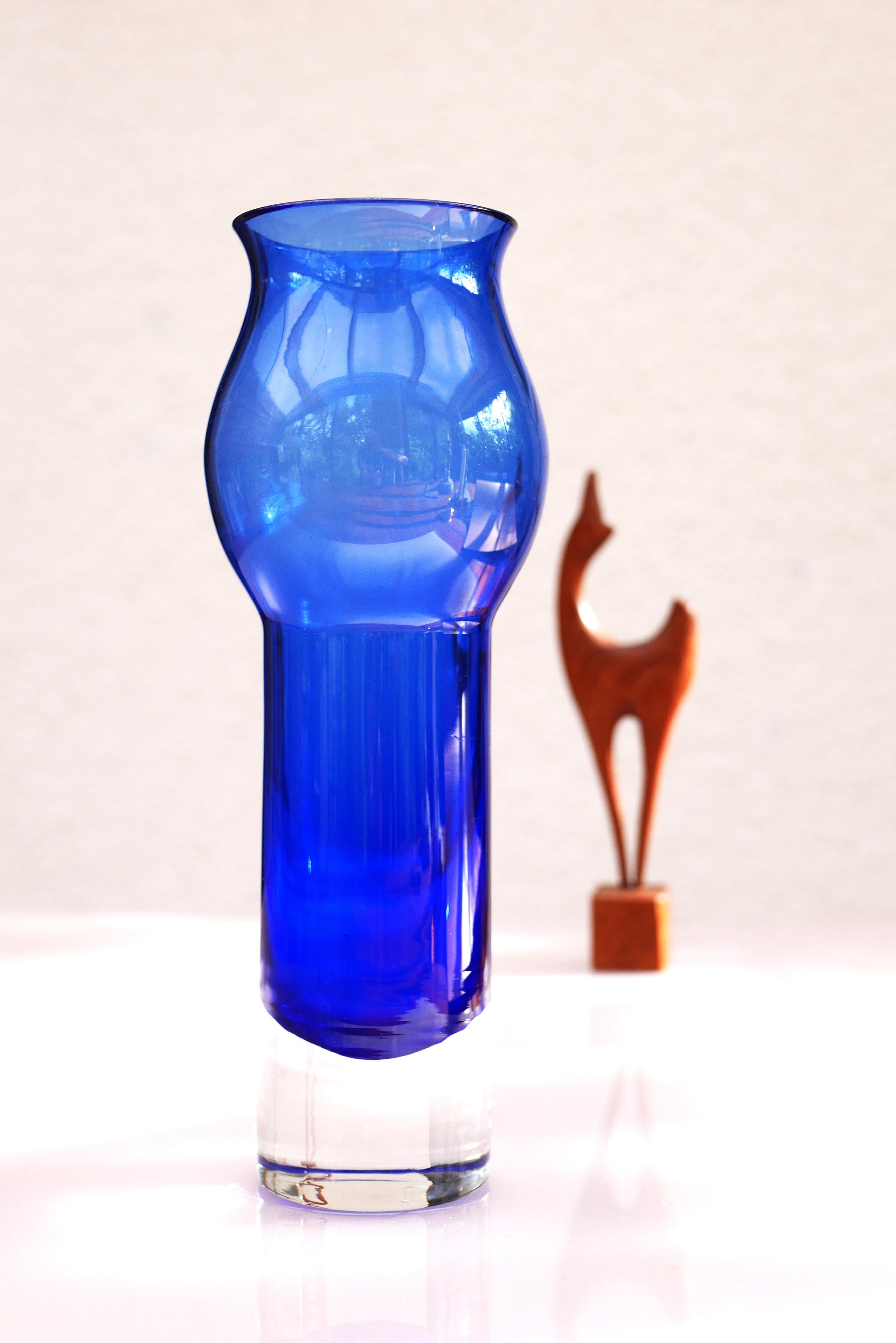 Scandinavian art Glassa cobalt blue  Vase by Bo Borgström for Åseda, Sweden For Sale 1