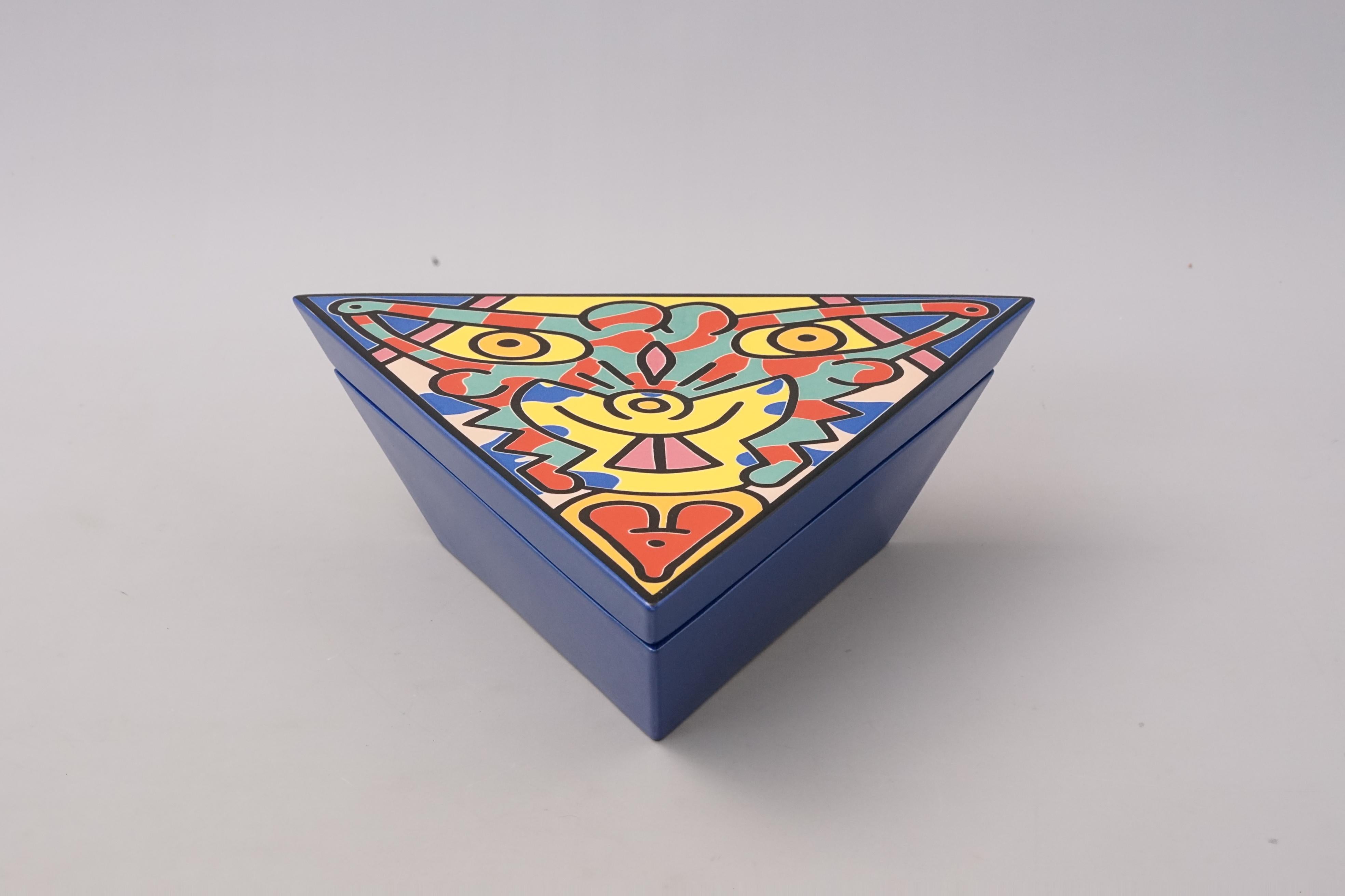 Limitierte Porzellandose von Keith Haring (1958-1990)/ 1992 von seinem Nachlass lizenziert und in Zusammenarbeit mit dem deutschen Porzellanhersteller Villeroy & Boch in einer limitierten Auflage von 750 Stück hergestellt.

Zustand: NOS (New Old