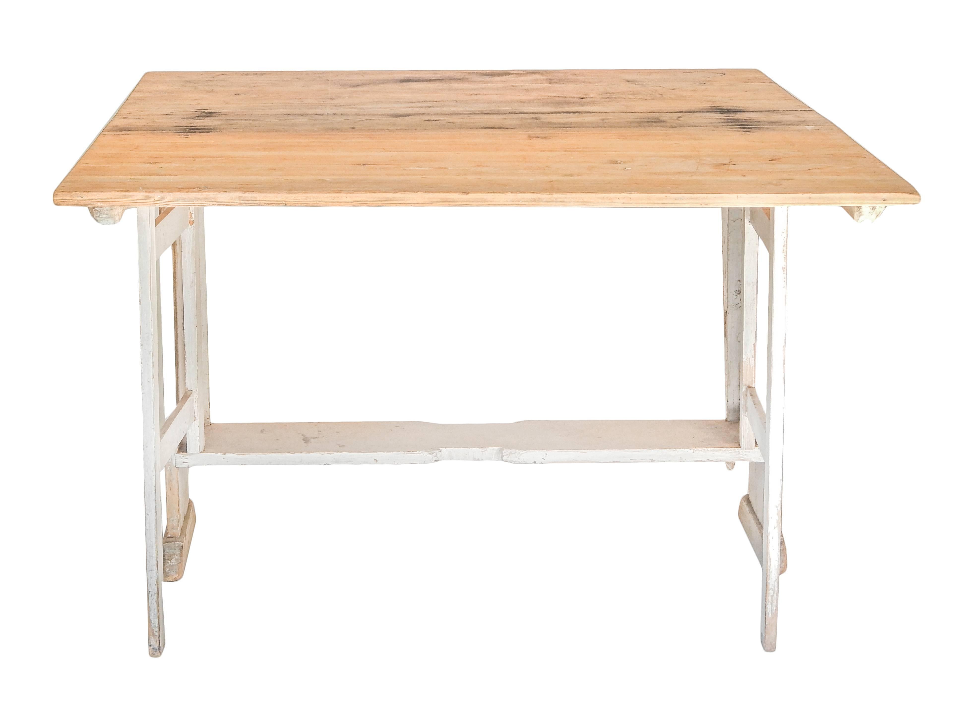 Swedish Drop Leaf Dining Table In Good Condition For Sale In Bridgehampton, NY