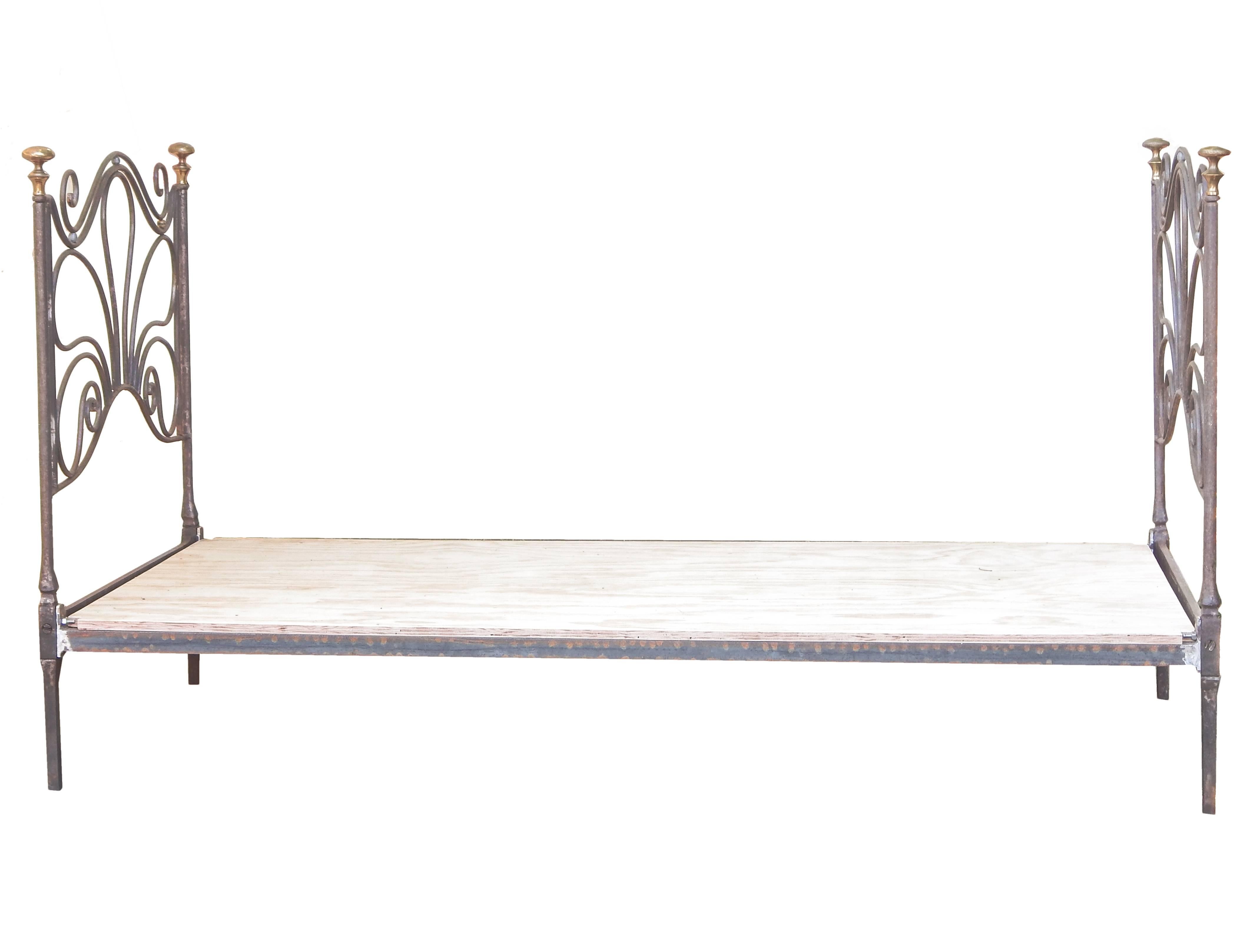 French Iron and Brass Daybed In Good Condition For Sale In Bridgehampton, NY