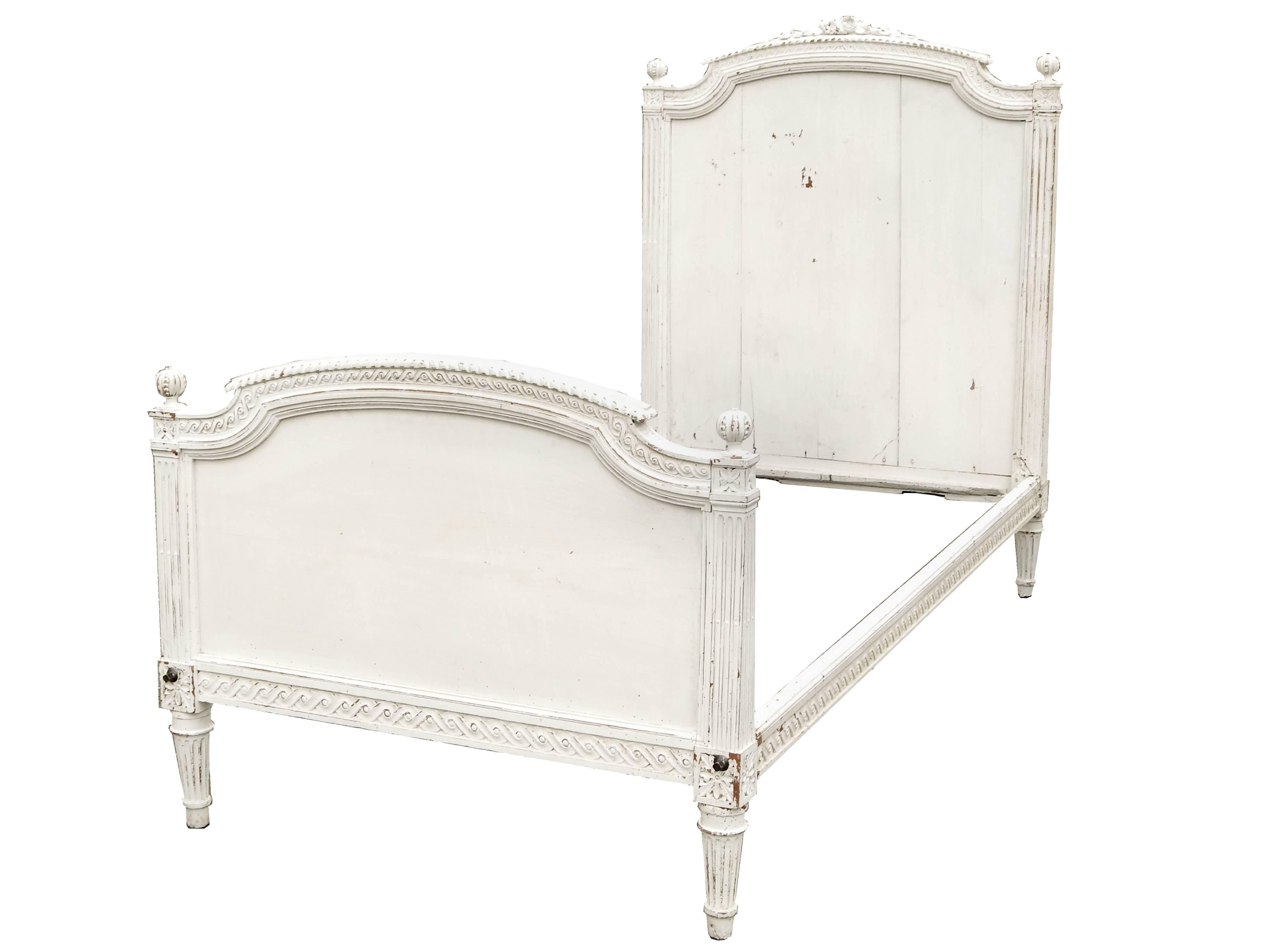 Pair of painted French Twin Beds circa 1890-1920. Headboards are slightly different at the tops. Please see photos
Interior measures 38 x 72