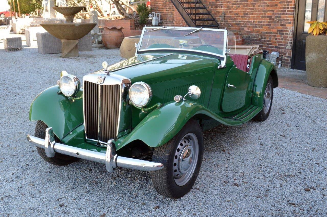 An exceptional MG TD 1951, restored and in excellent working order. New green exterior and red leather interior.
Left hand drive.

The MG TD was introduced part-way through 1949 and featured an independent front suspension and hydraulic drum