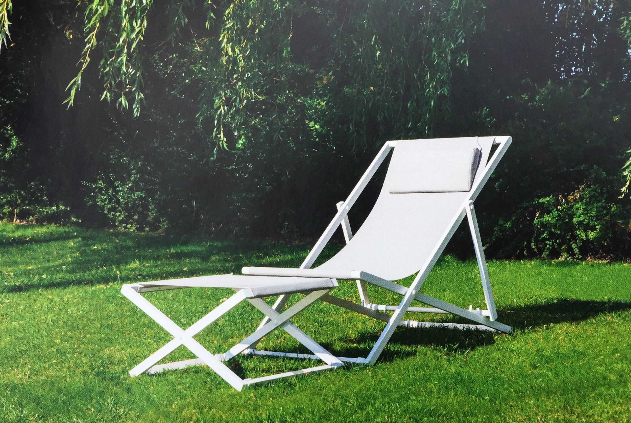 Lounger aluminium frame: Great for pools, gardens and even balconies. Powder coated aluminium is our material of choice for our lightest weight outdoor furniture. Nice detailed and fun! The base aluminium is coated with polyester micro particles in