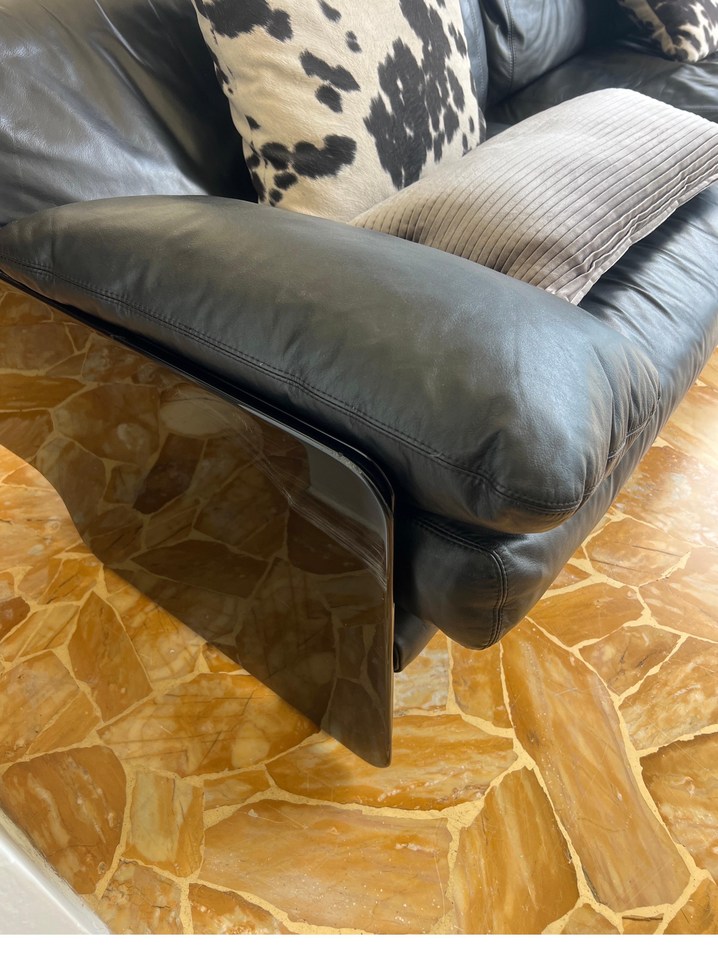 Divano italiano vintage anni '80 in pelle nera e legno laccato, stile A Space Age in vendita 7