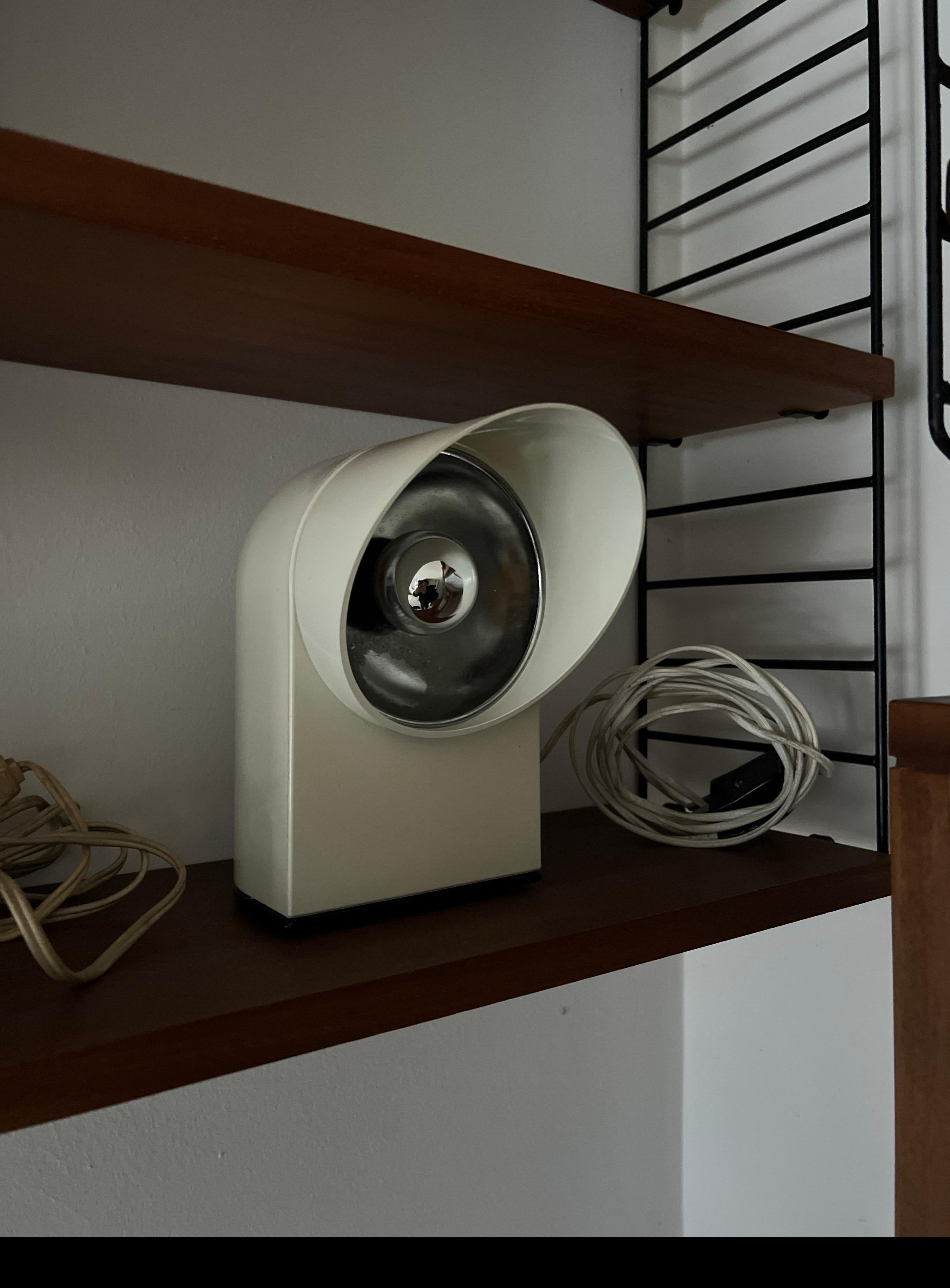 Lampe de bureau blanche vintage «liver » de l'ère spatiale italienne par Paolo Piva pour Lumenform en vente 2