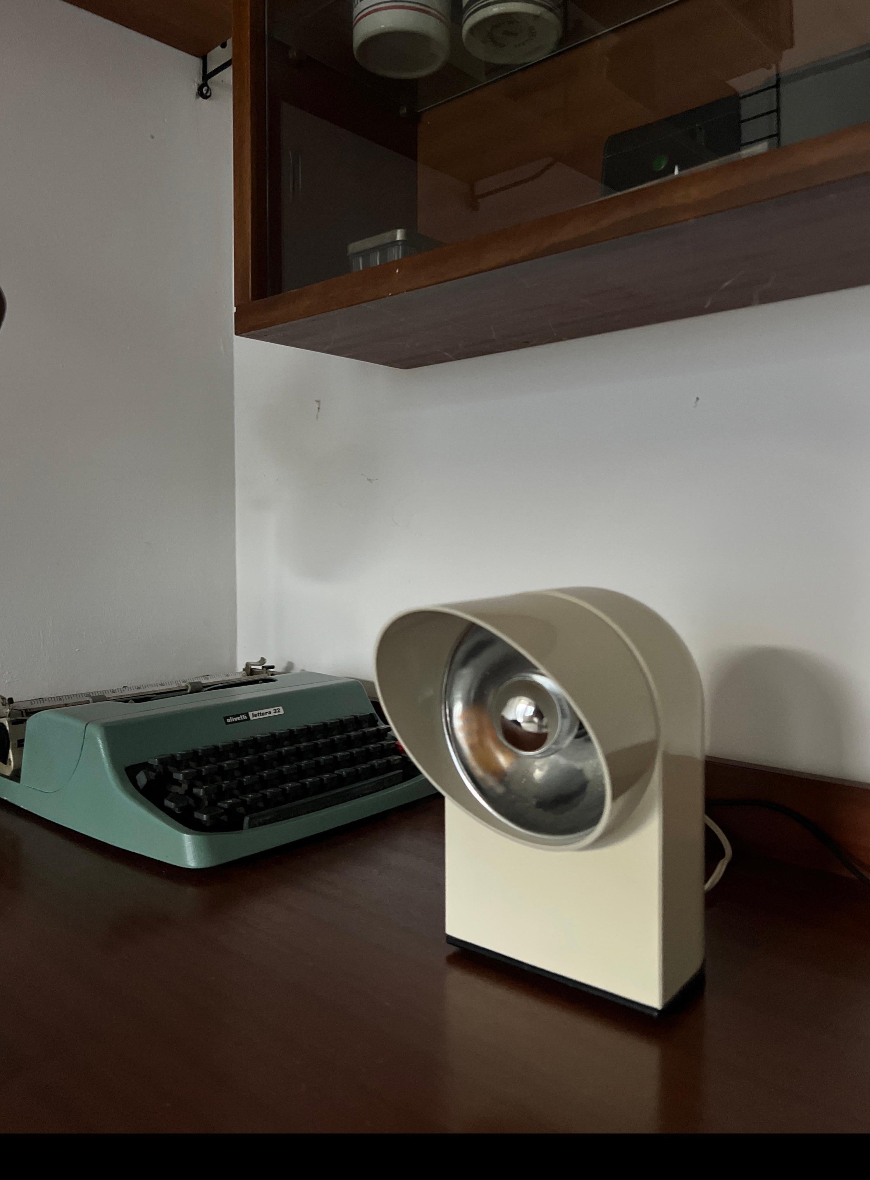 Lampe de bureau blanche vintage «liver » de l'ère spatiale italienne par Paolo Piva pour Lumenform en vente 4