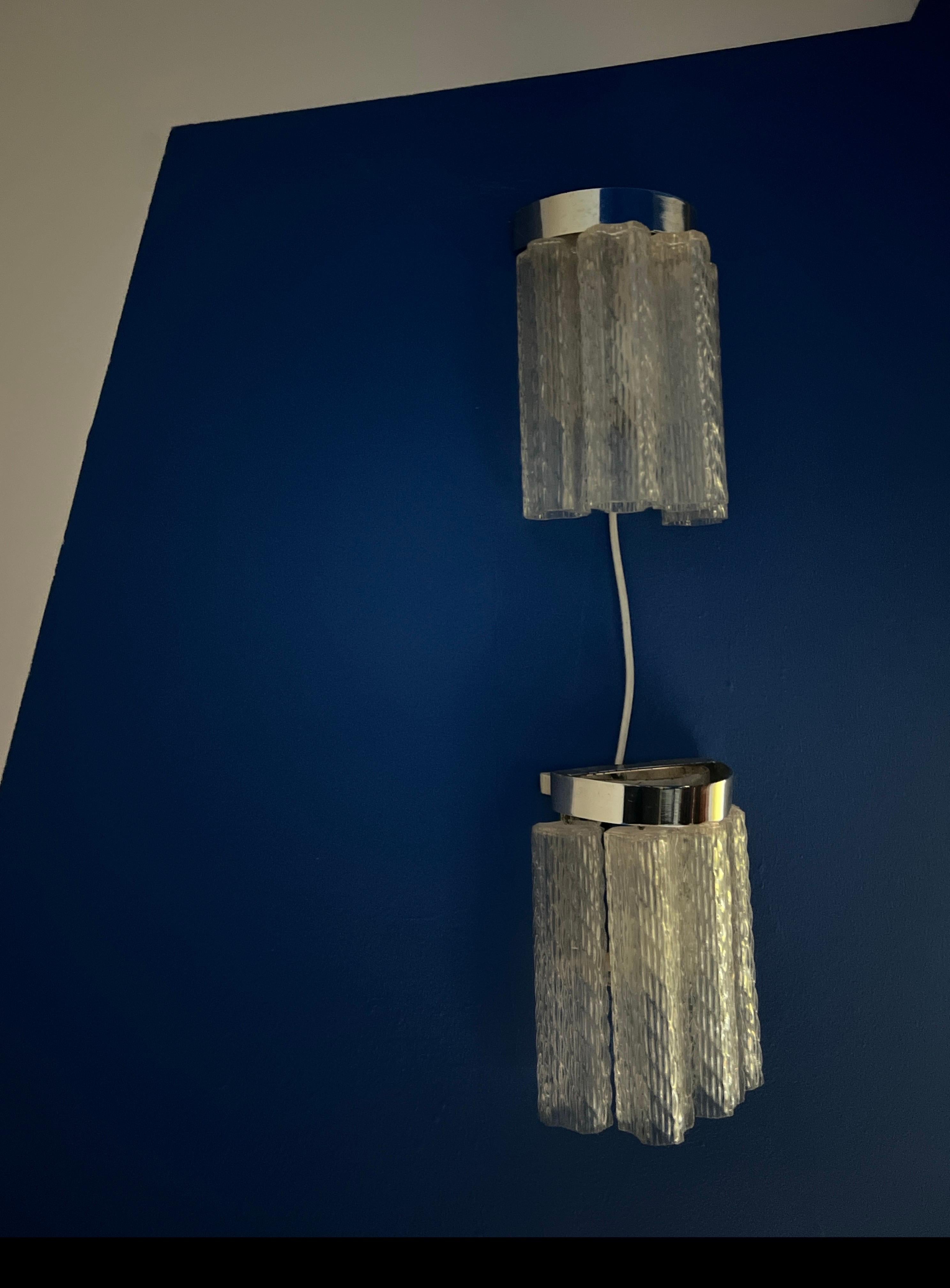 Set of two wall sconces in Murano glass and chromed metal, Italian Decorative For Sale 1