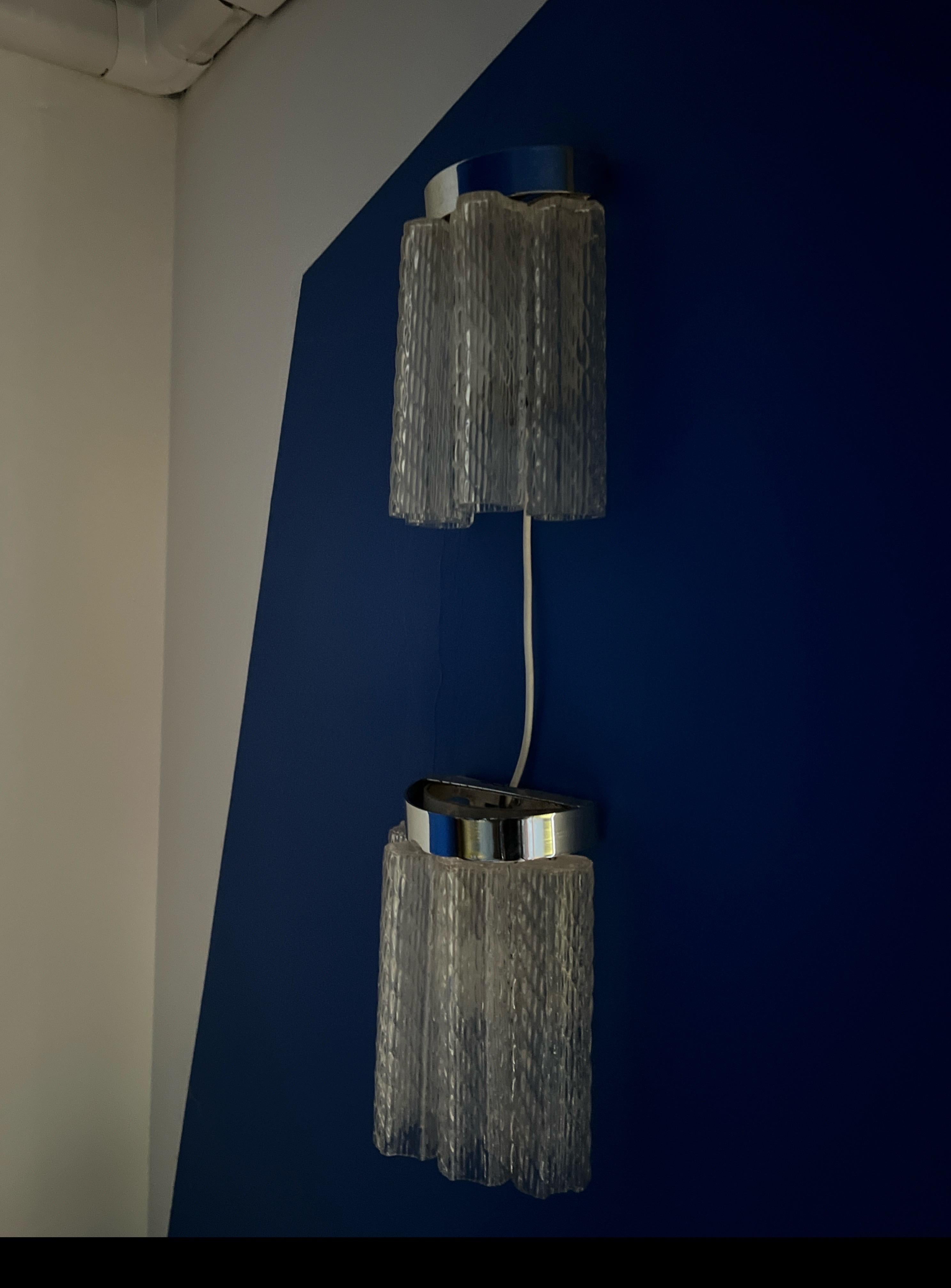 Set of two wall sconces in Murano glass and chromed metal, Italian Decorative For Sale 4