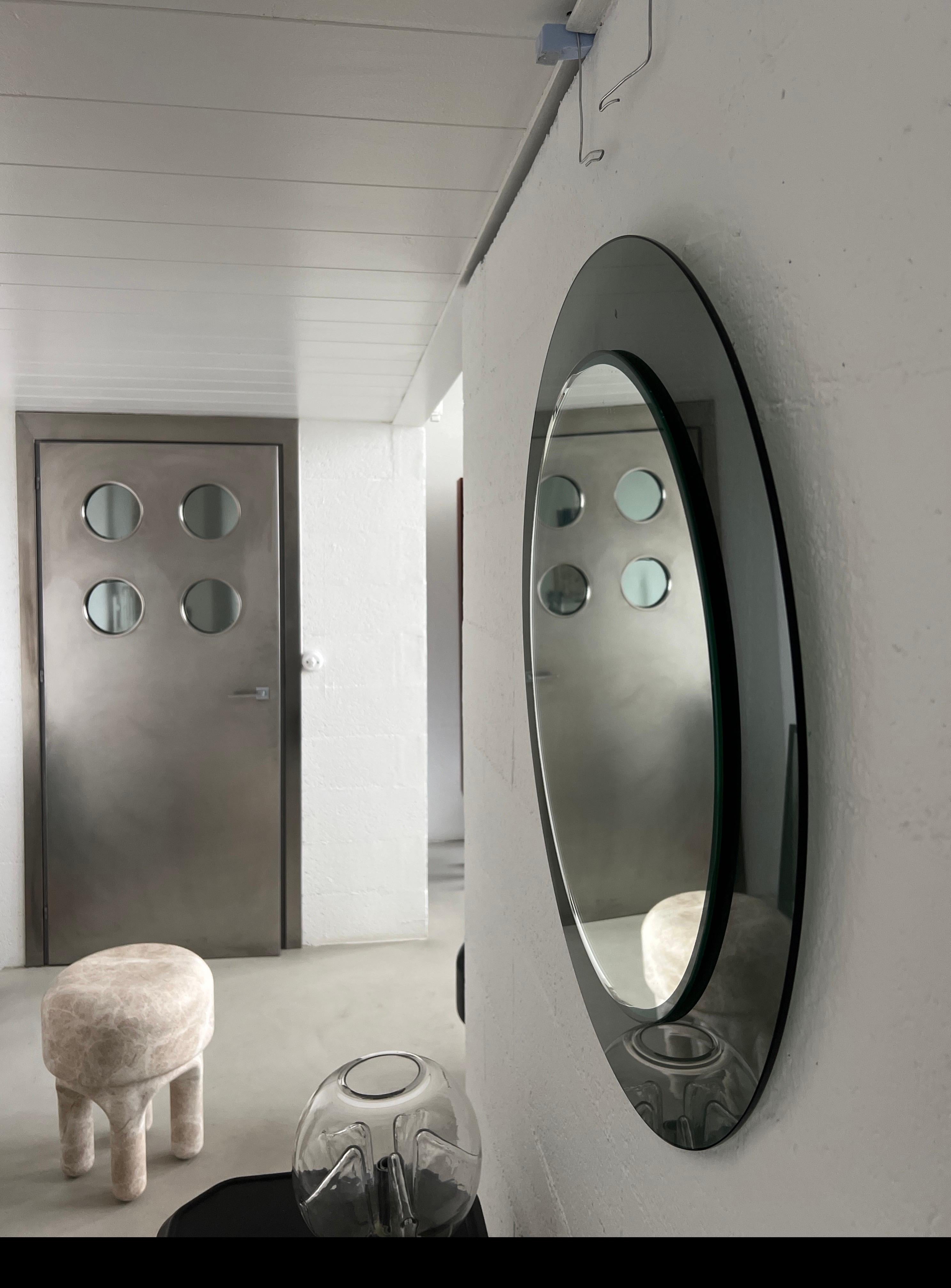 Miroir mural rond décoratif en verre fumé, pièce de collection italienne de l'ère spatiale en vente 9