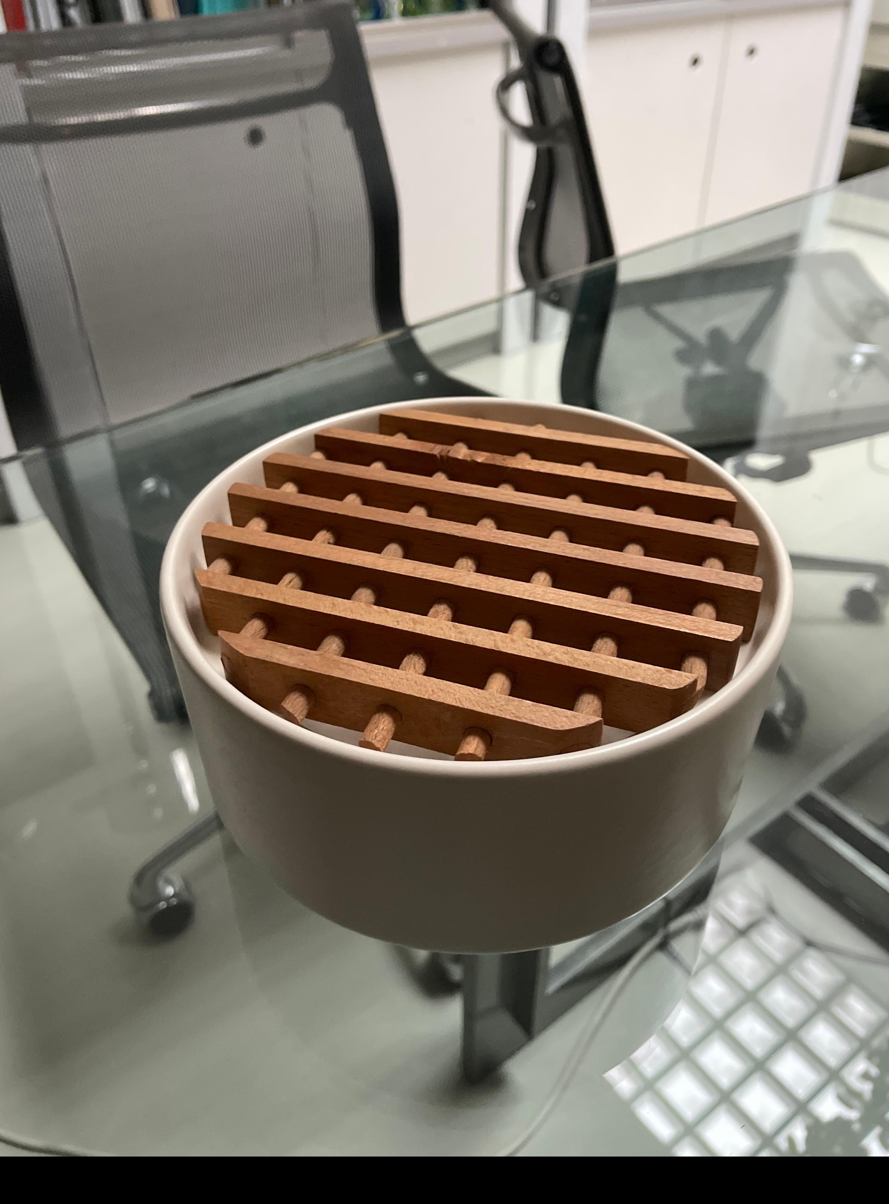 Céramique Sculpture de bol décorative italienne de collection avec grille en bois en vente