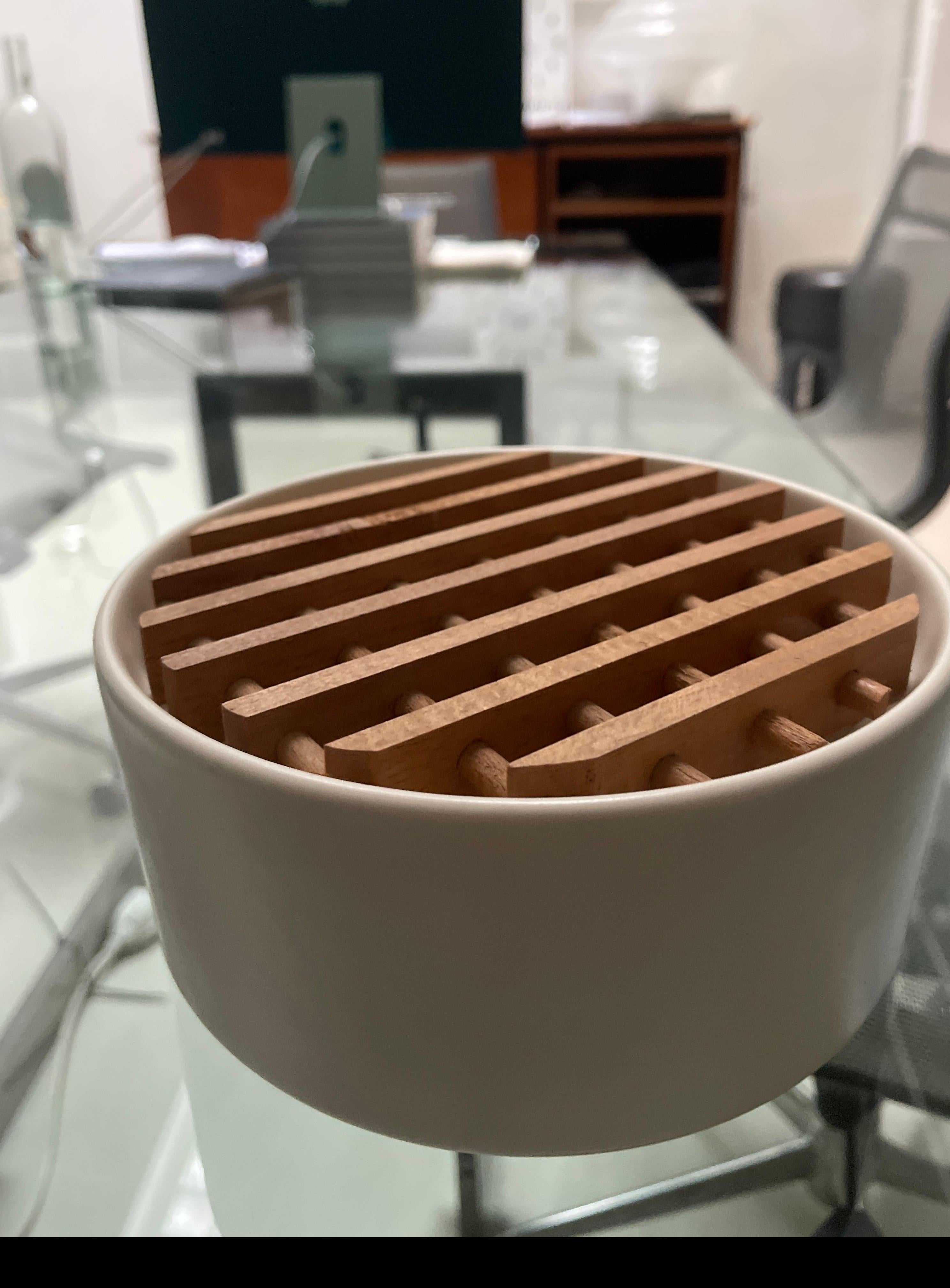 Sculpture de bol décorative italienne de collection avec grille en bois en vente 4